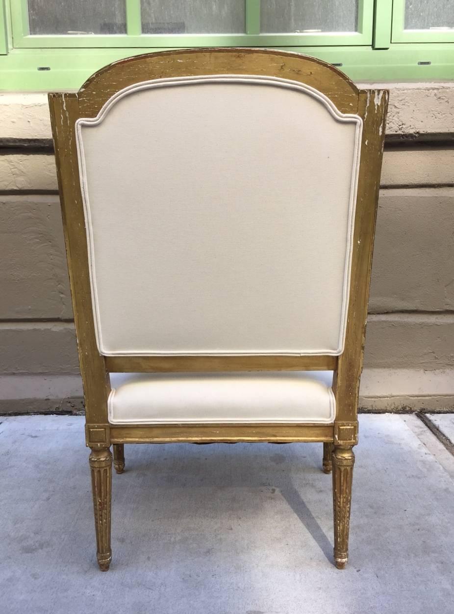 Coppia di sedie francesi in stile Luigi XVI del XIX secolo in legno dorato e intagliato In condizioni buone in vendita a New York, NY