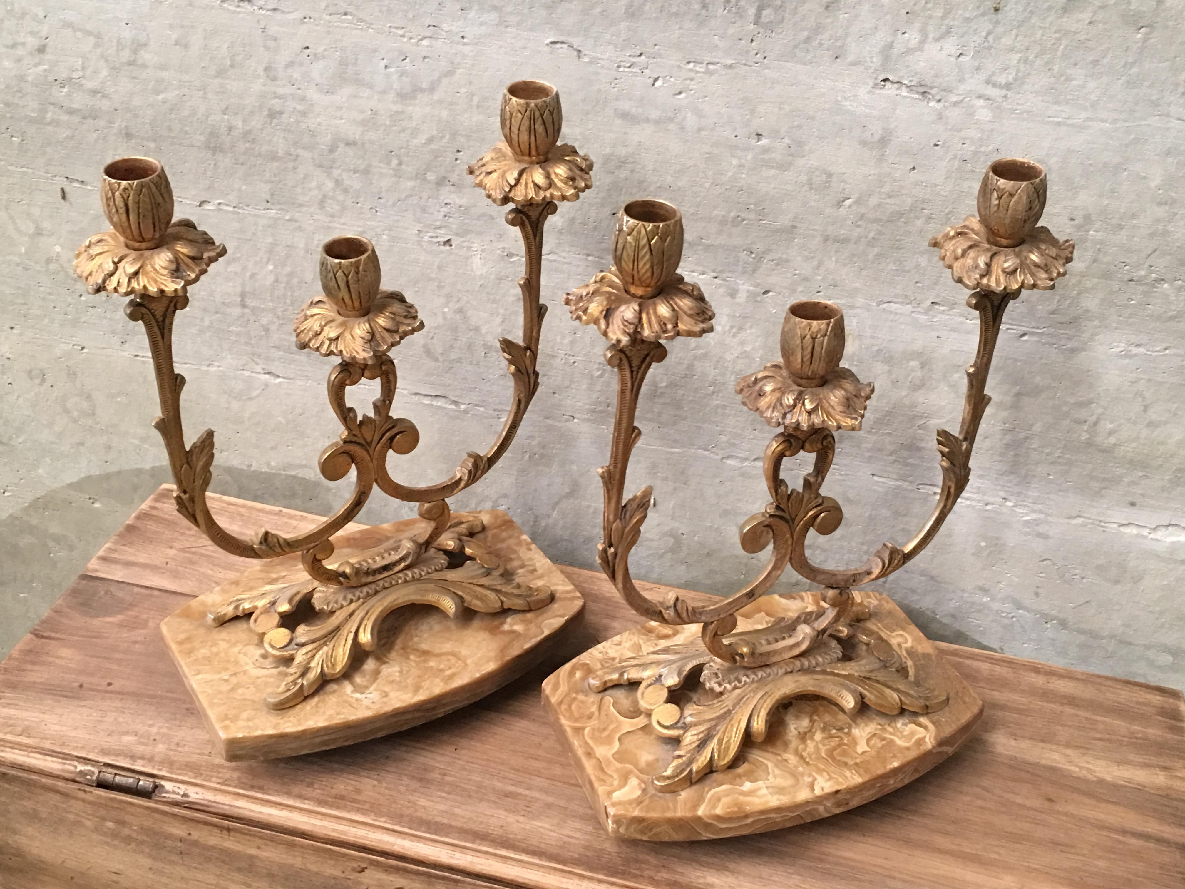 Mid-Century moderno Coppia di candelabri francesi a tre bracci a volute in stile Luigi XVI del XIX secolo in vendita