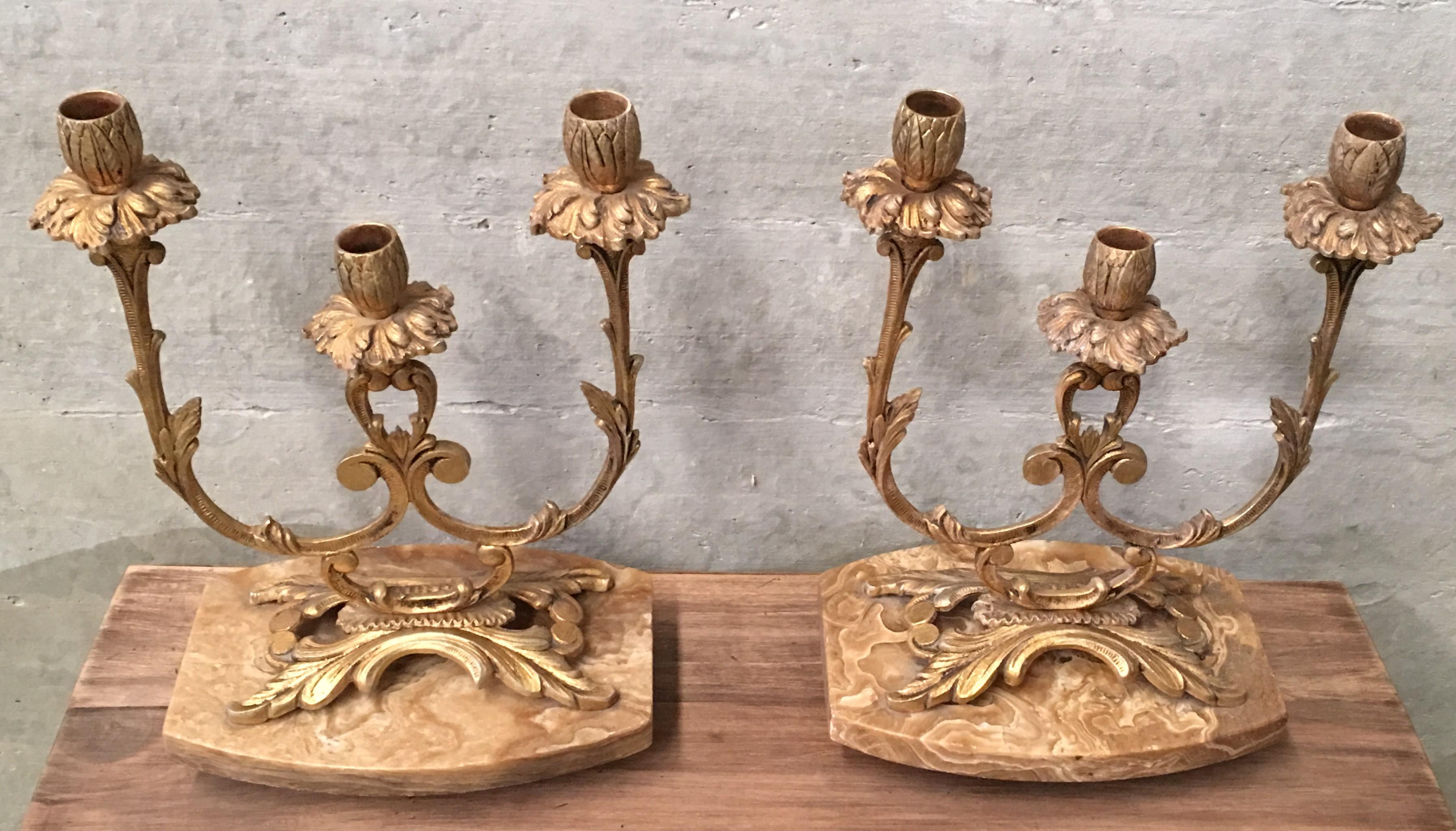 Francese Coppia di candelabri francesi a tre bracci a volute in stile Luigi XVI del XIX secolo in vendita