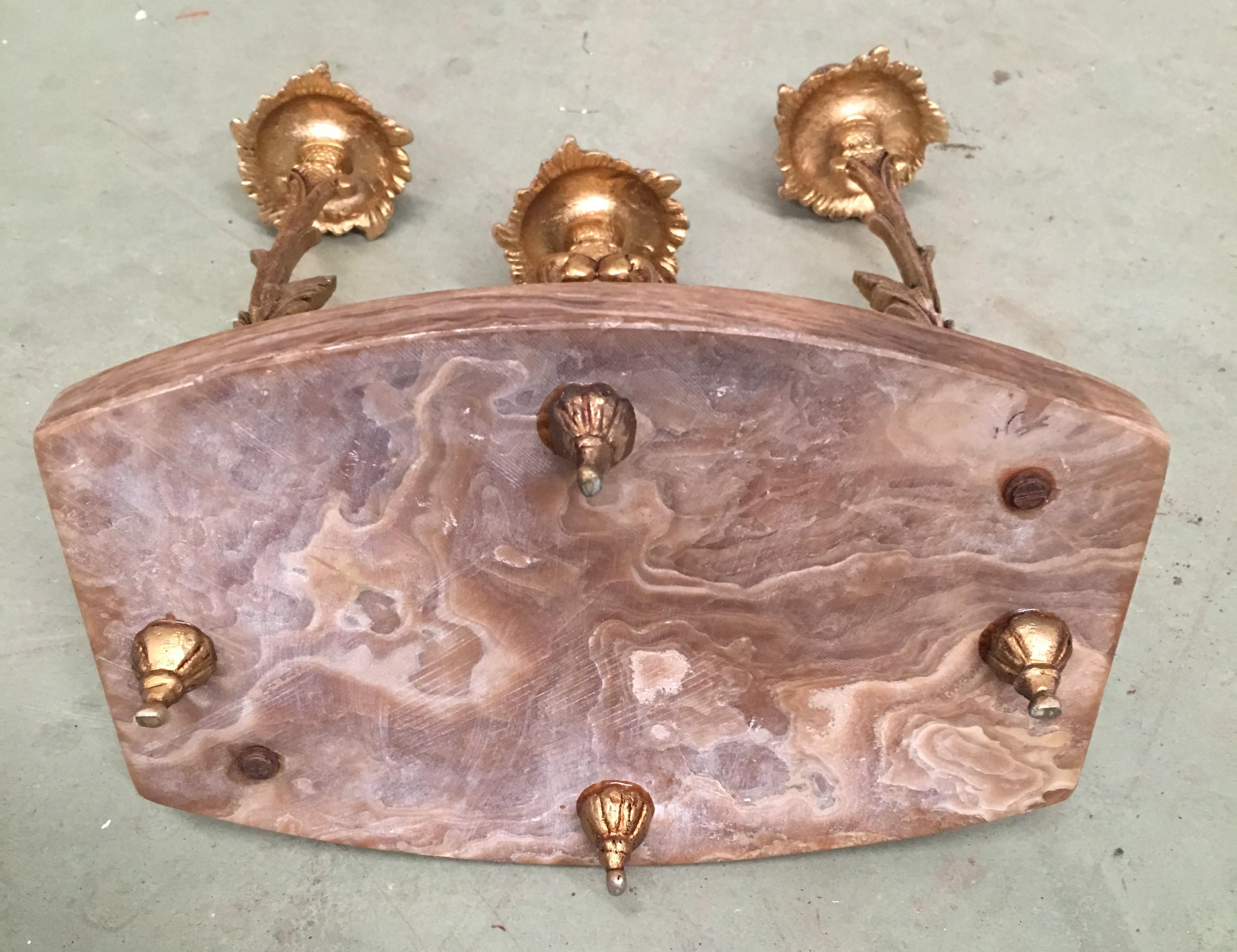 Coppia di candelabri francesi a tre bracci a volute in stile Luigi XVI del XIX secolo in vendita 1