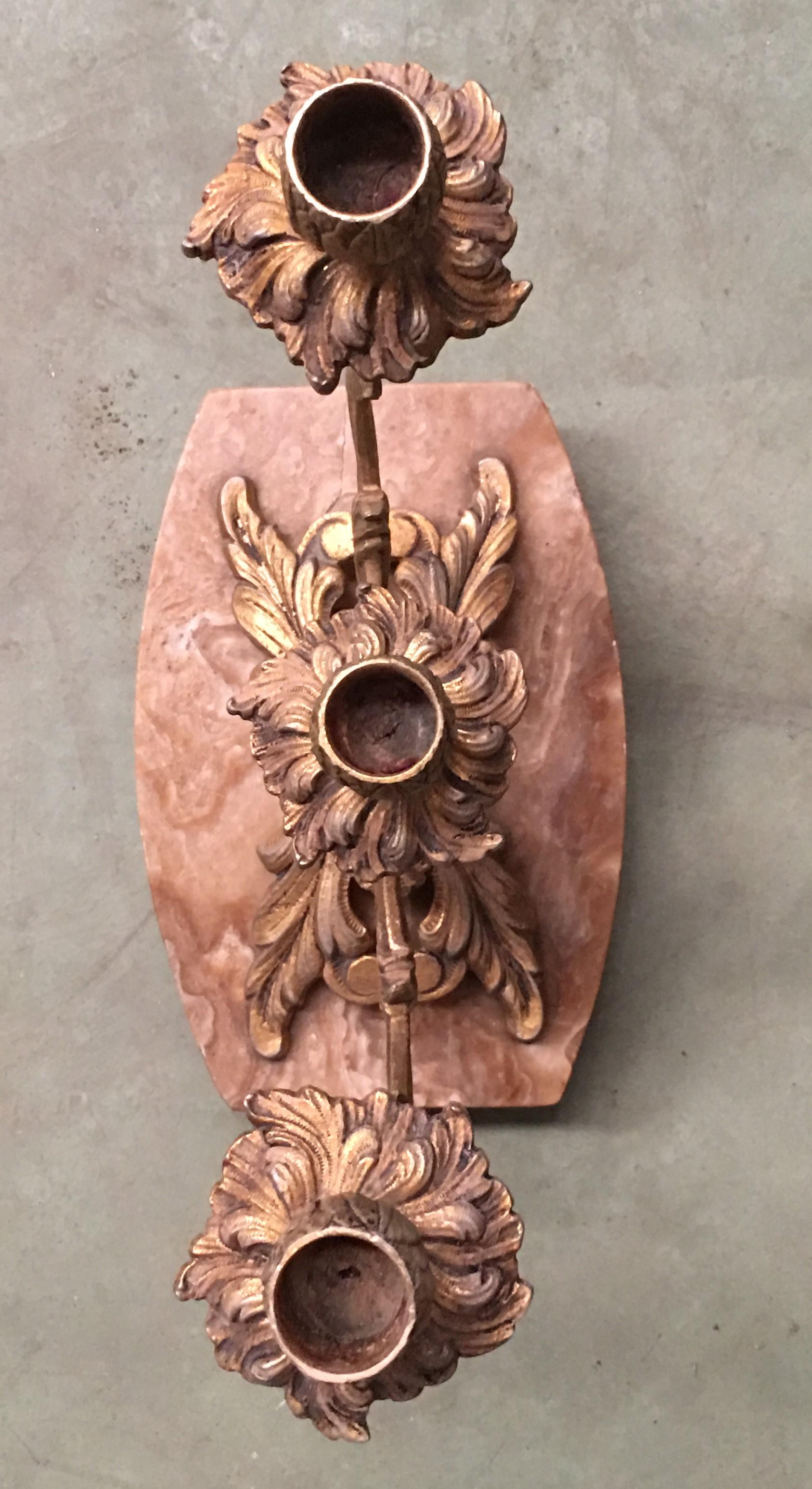 Coppia di candelabri francesi a tre bracci a volute in stile Luigi XVI del XIX secolo in vendita 2