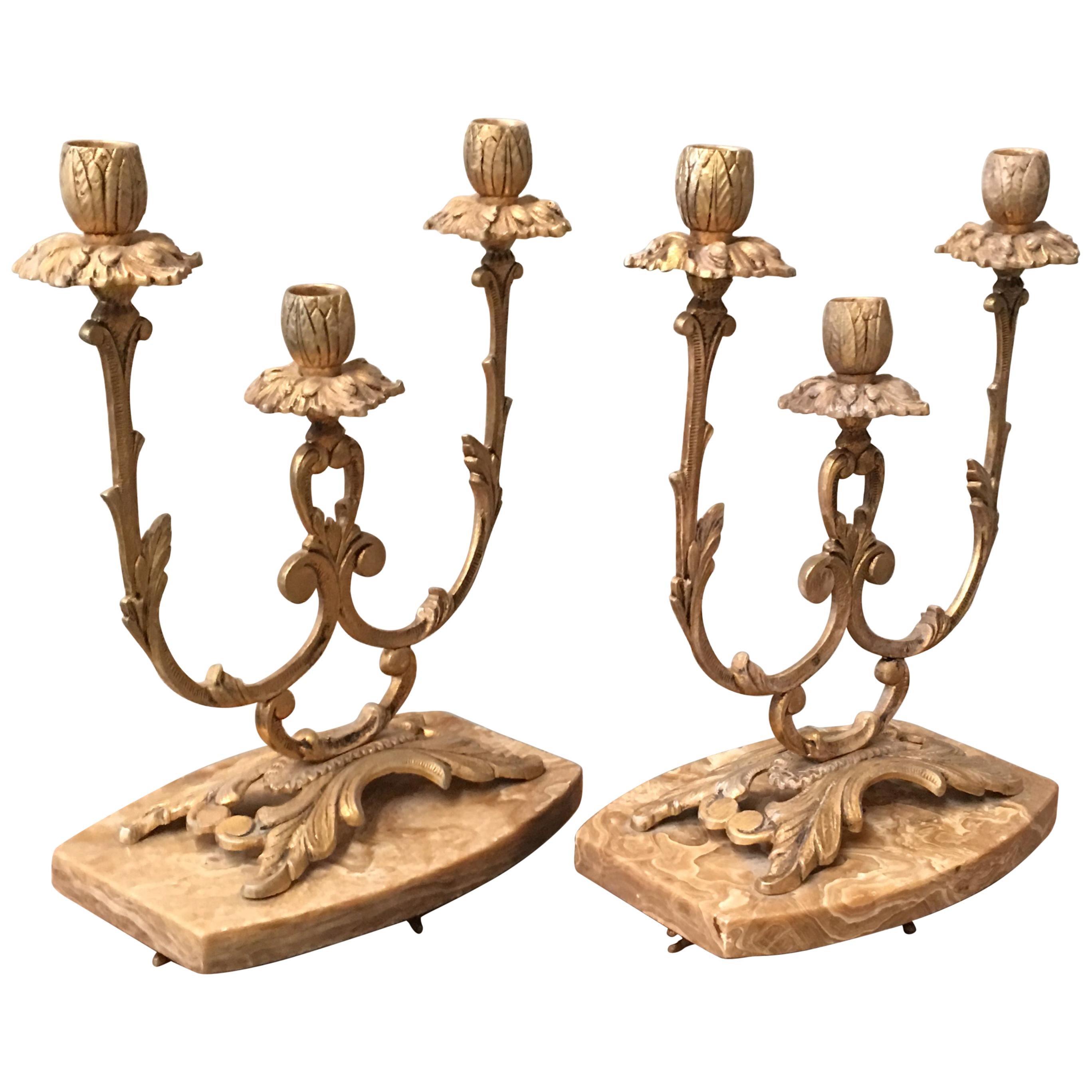 Paire de candélabres français de style Louis XVI du 19e siècle à trois bras à volutes