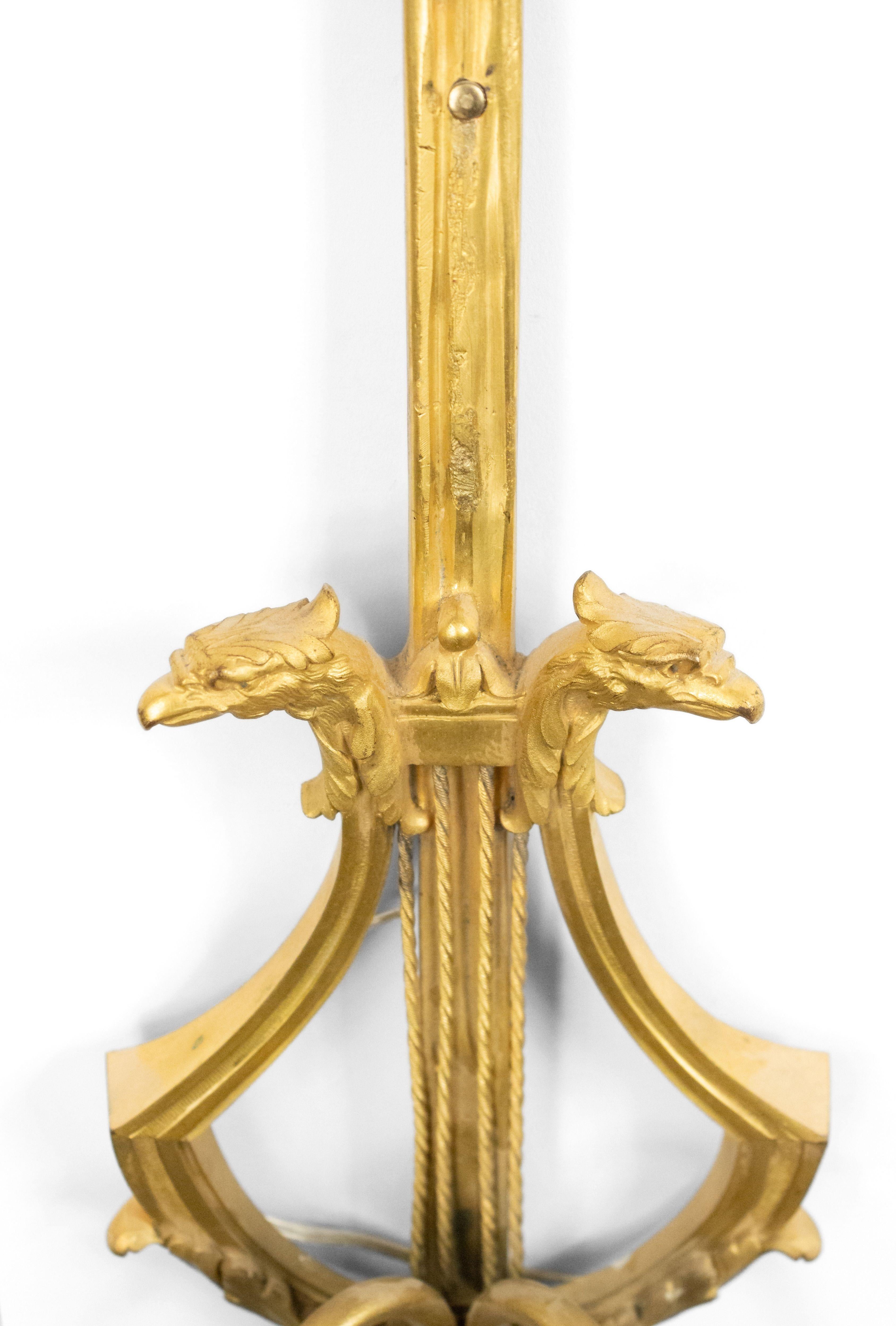 Pareja de apliques franceses dorados estilo Luis XVI siglo XIX en venta