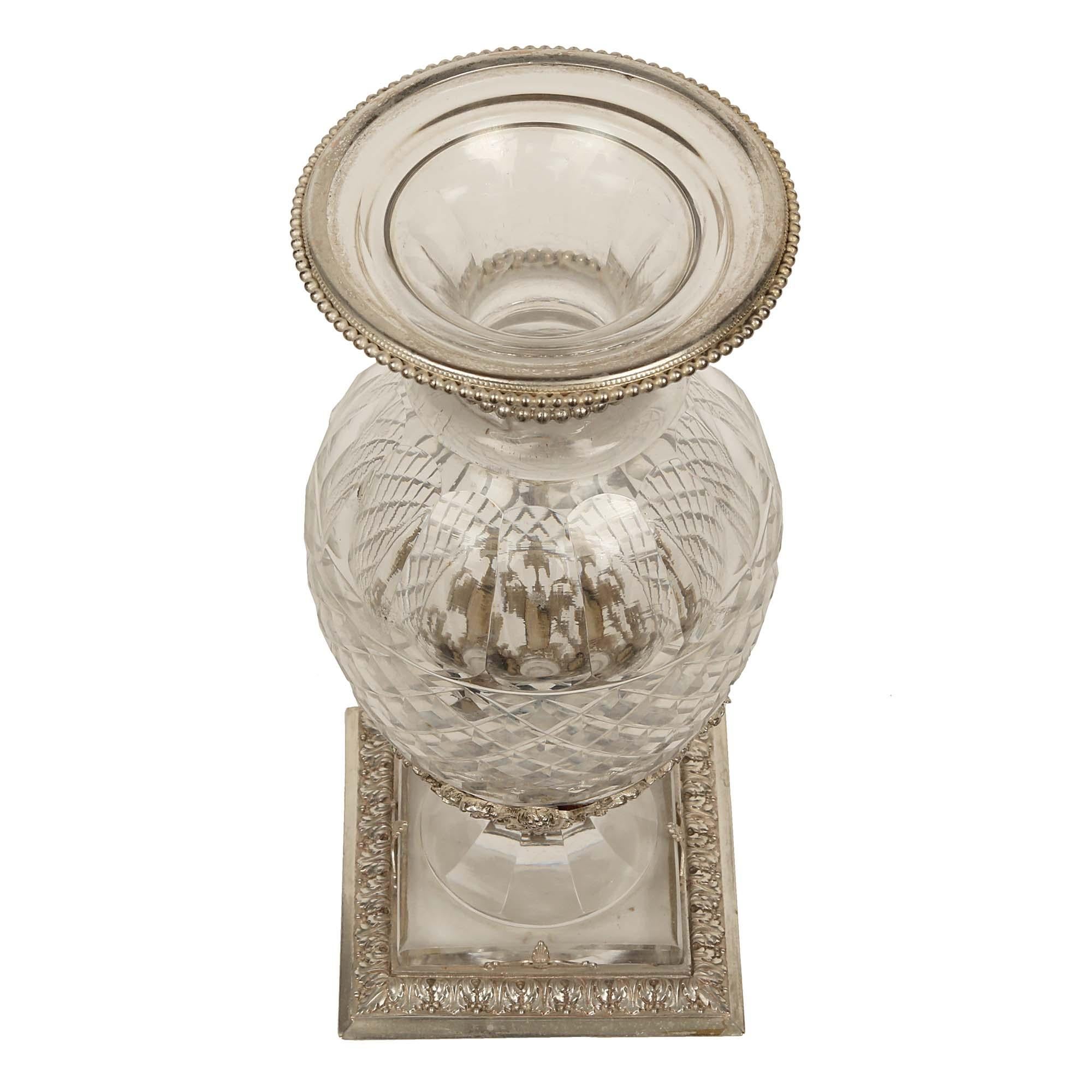Zwei französische Vasen aus geschliffenem Baccara-Kristall und versilberter Bronze im Louis-XVI.-Stil (Louis XVI.) im Angebot