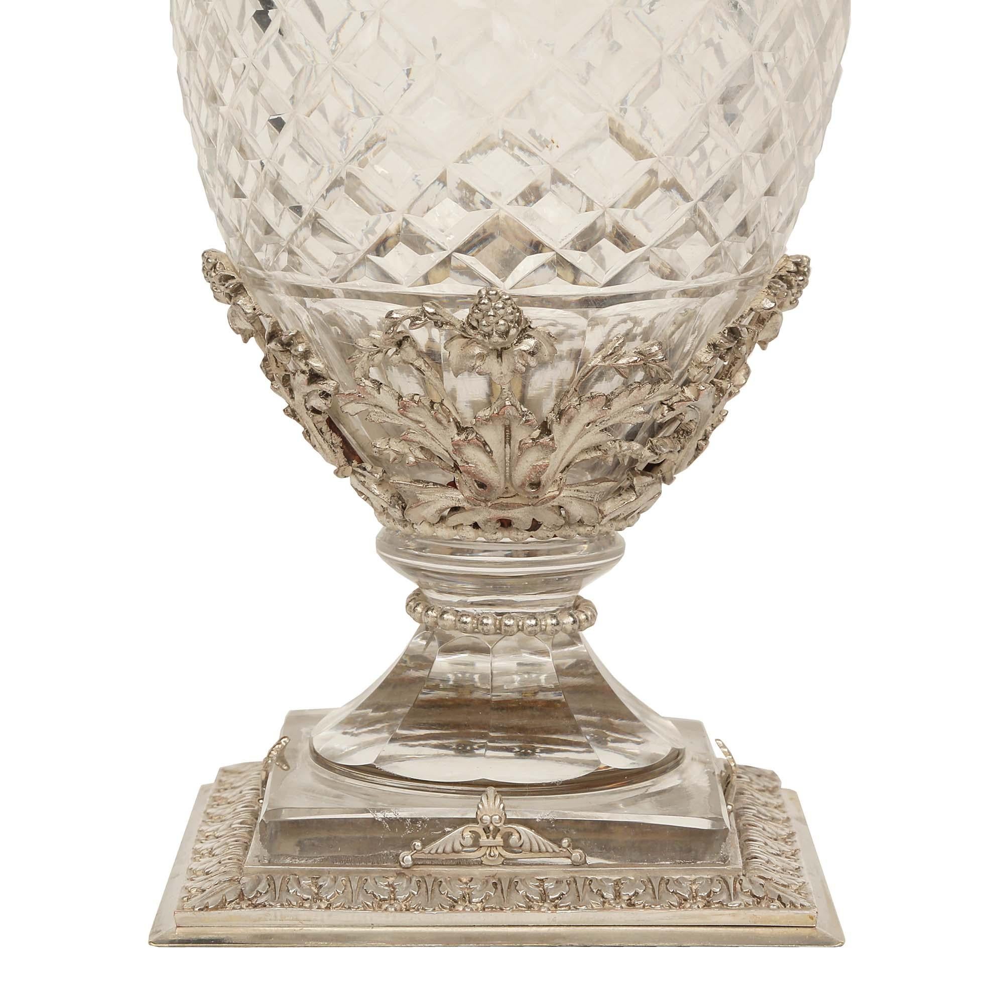 Zwei französische Vasen aus geschliffenem Baccara-Kristall und versilberter Bronze im Louis-XVI.-Stil im Zustand „Gut“ im Angebot in West Palm Beach, FL
