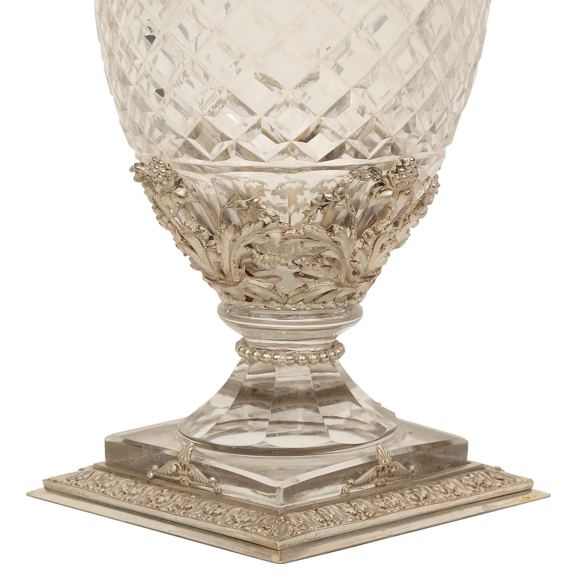 Zwei französische Vasen aus geschliffenem Baccara-Kristall und versilberter Bronze im Louis-XVI.-Stil (19. Jahrhundert) im Angebot