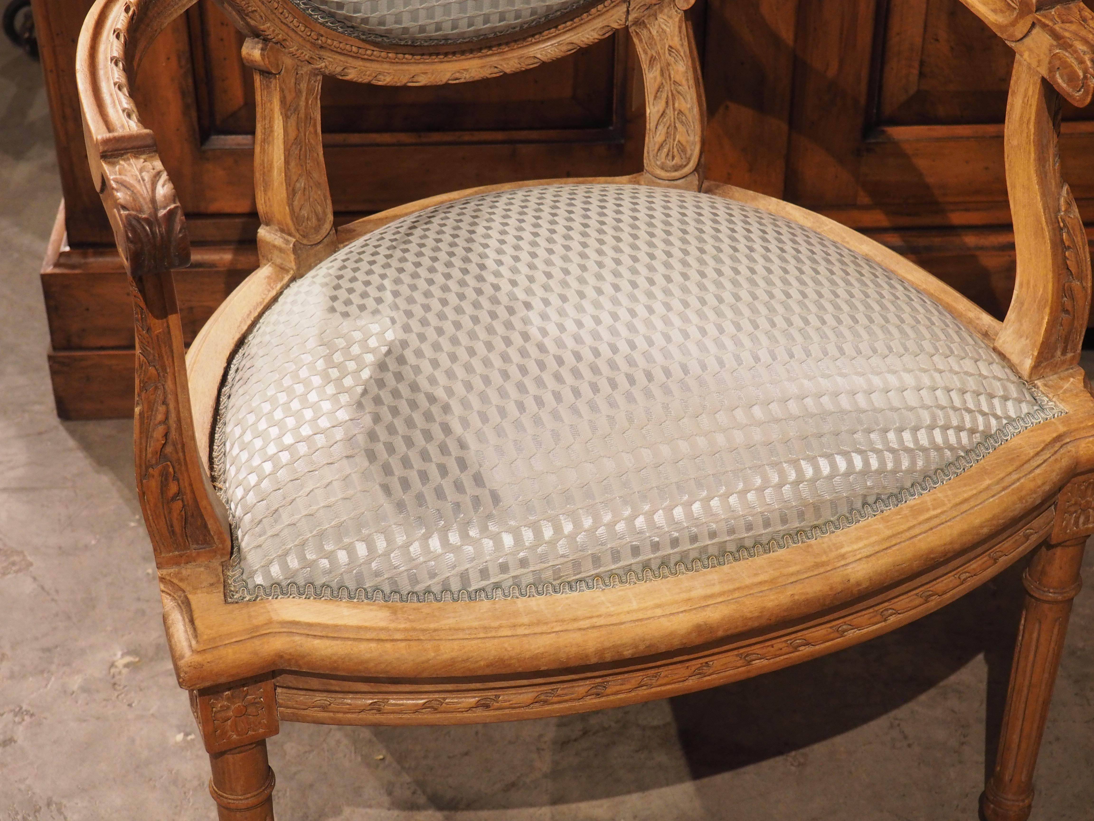 Paar französische Cabriolet-Sessel aus Buchenholz und blauer Seide im Louis-XVI.-Stil im Angebot 3