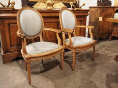 Coppia di poltrone cabriolet francesi in stile Luigi XVI in legno di faggio e seta blu