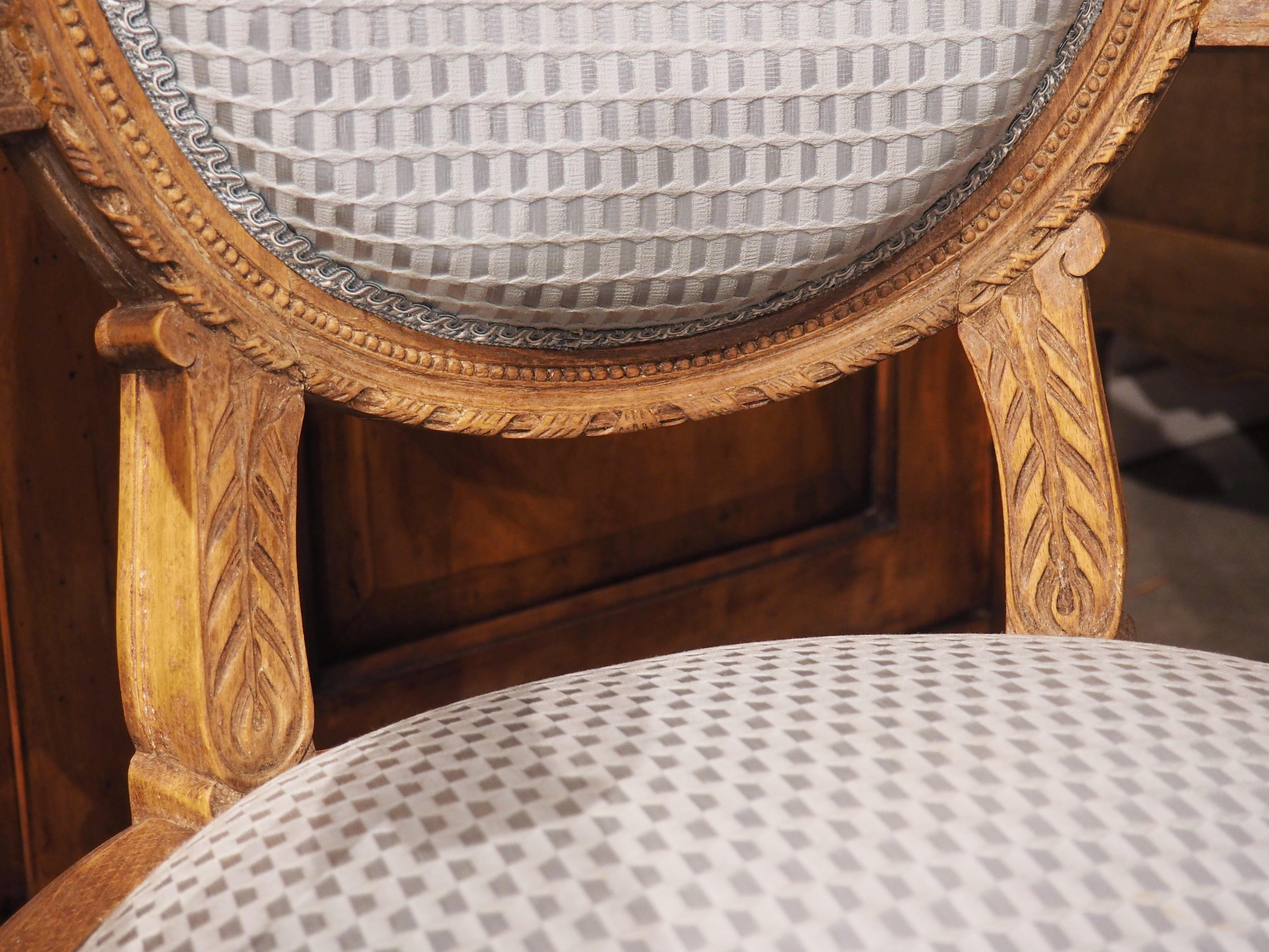 Paar französische Cabriolet-Sessel aus Buchenholz und blauer Seide im Louis-XVI.-Stil (Handgeschnitzt) im Angebot