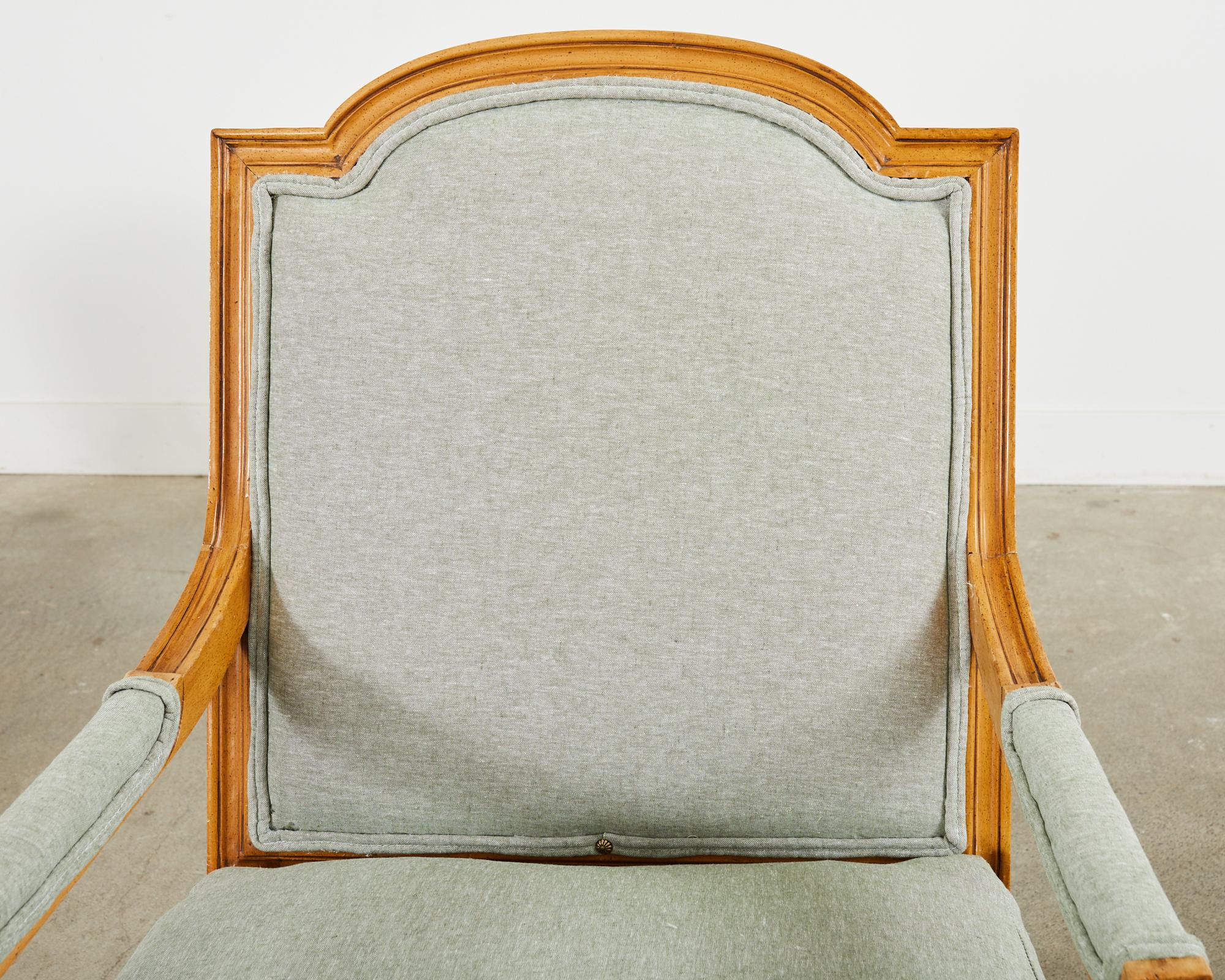Paire de fauteuils en bois de hêtre de style Louis XVI français  en vente 3