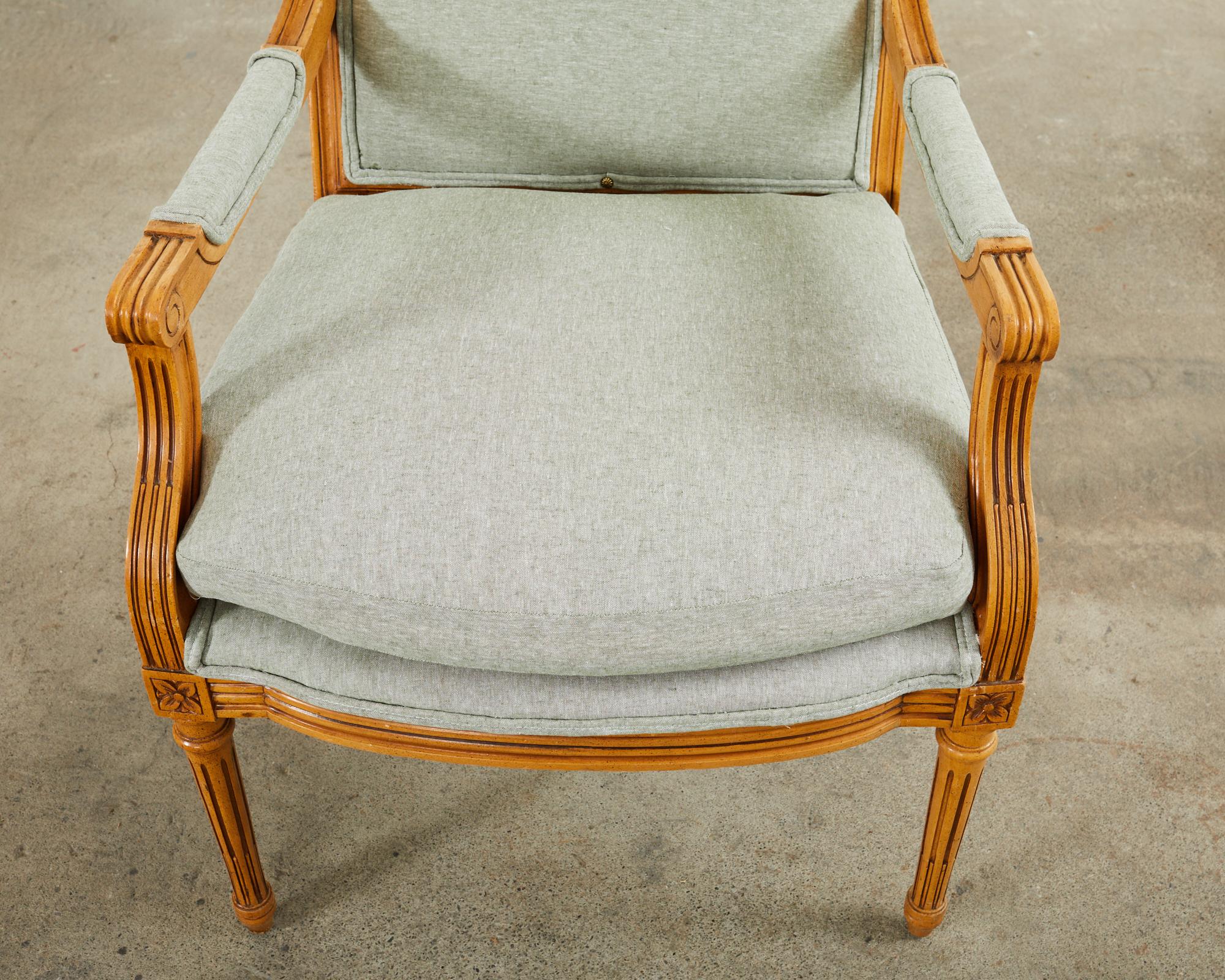 Paire de fauteuils en bois de hêtre de style Louis XVI français  en vente 4