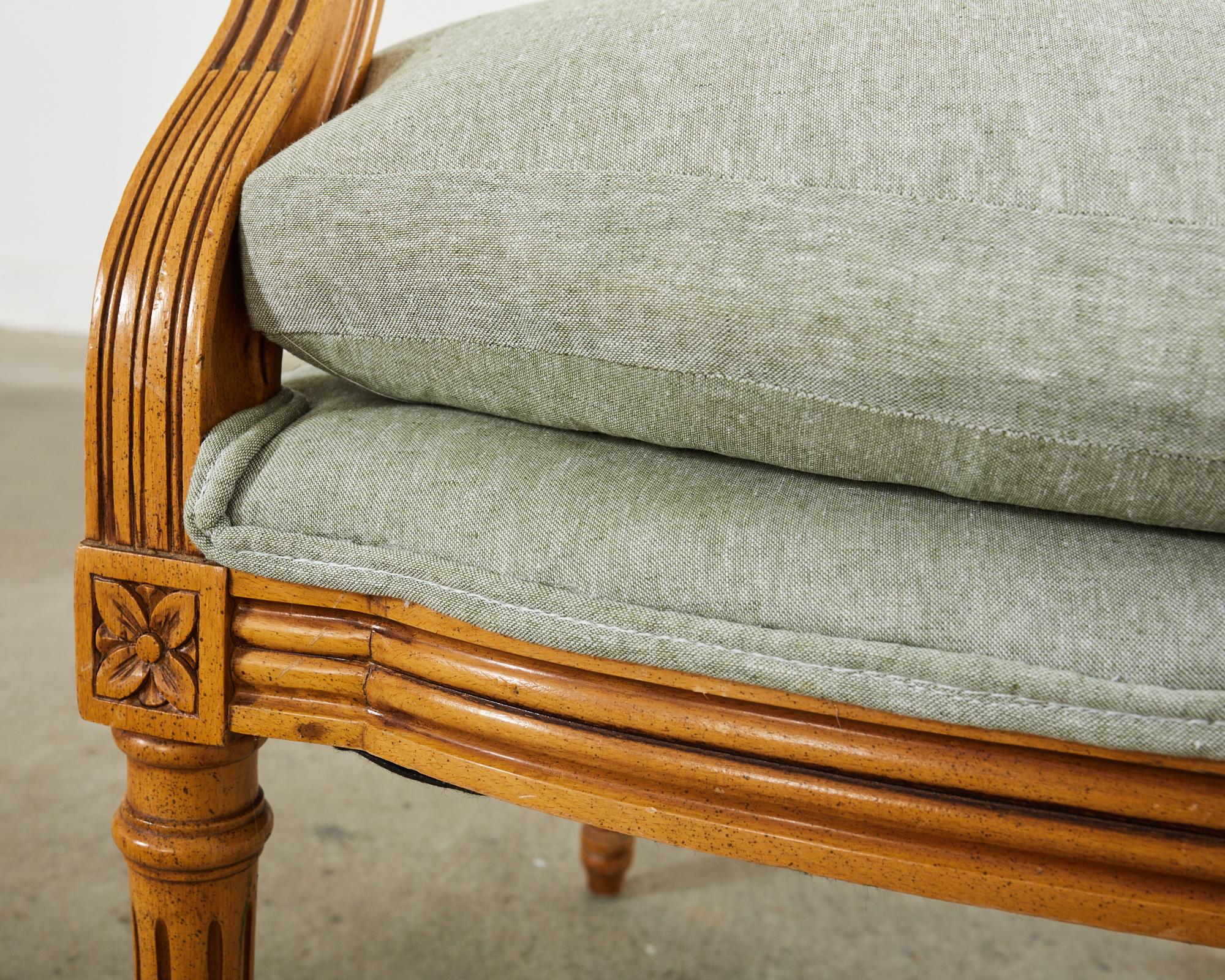 Paire de fauteuils en bois de hêtre de style Louis XVI français  en vente 9