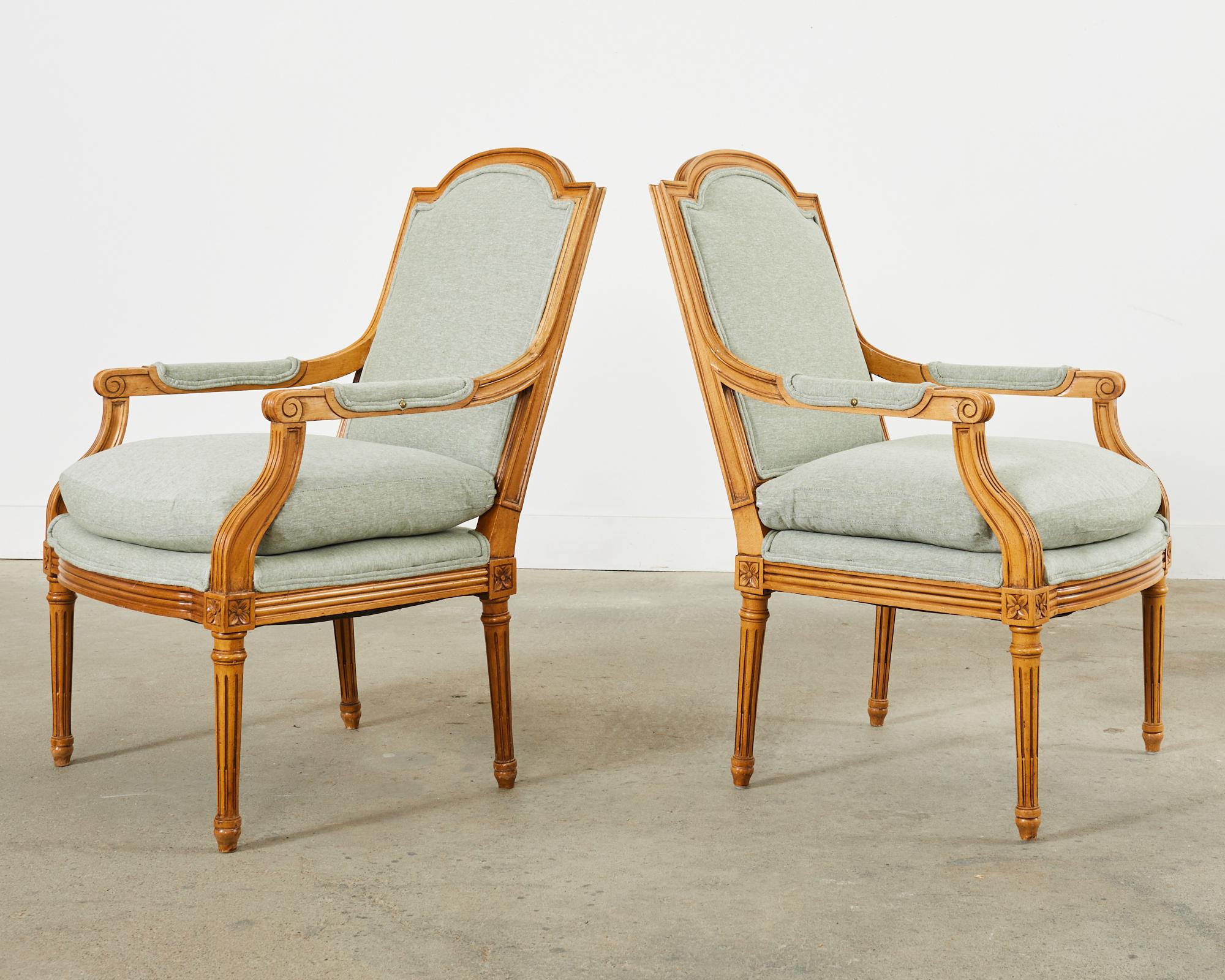 Fait main Paire de fauteuils en bois de hêtre de style Louis XVI français  en vente