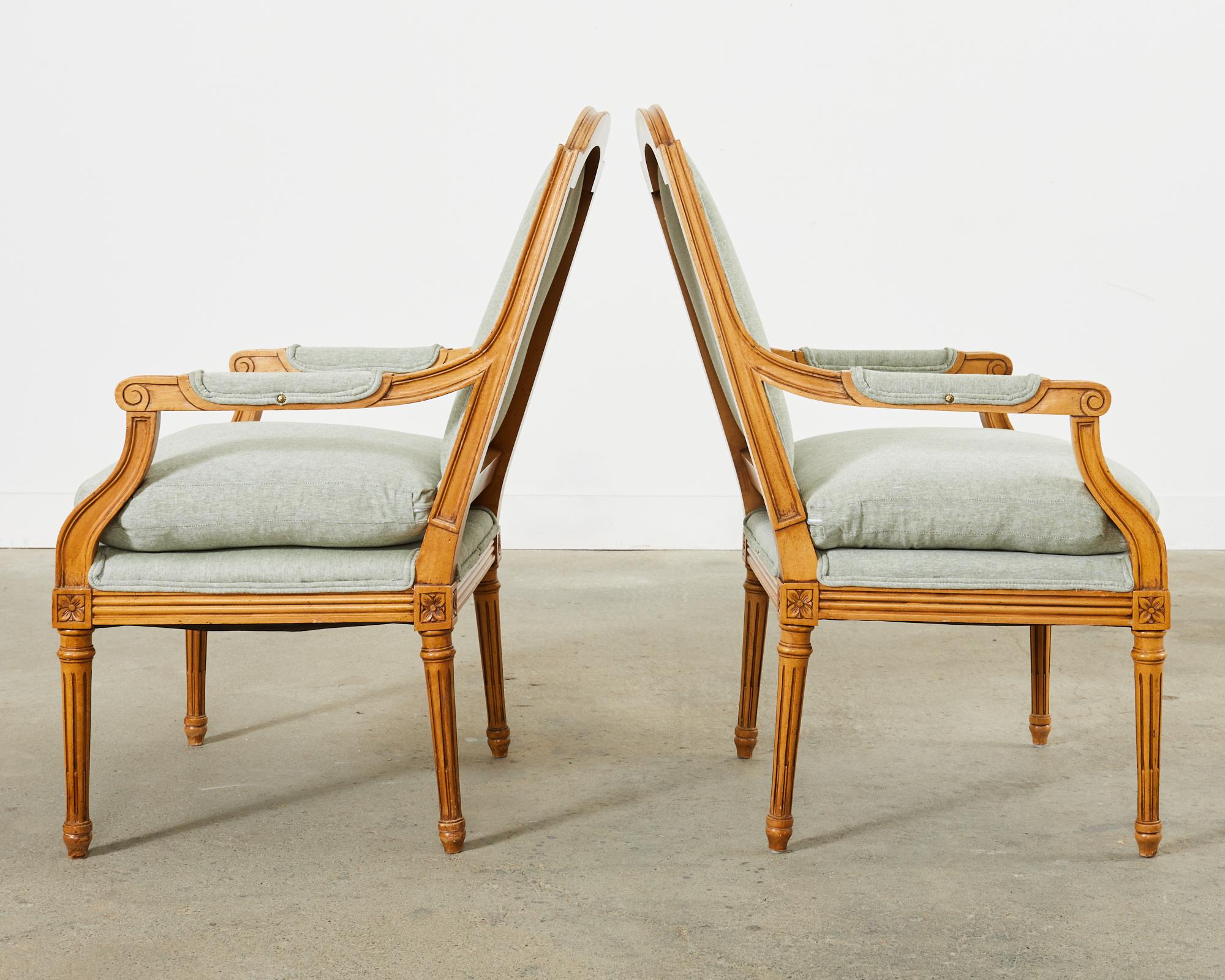 20ième siècle Paire de fauteuils en bois de hêtre de style Louis XVI français  en vente
