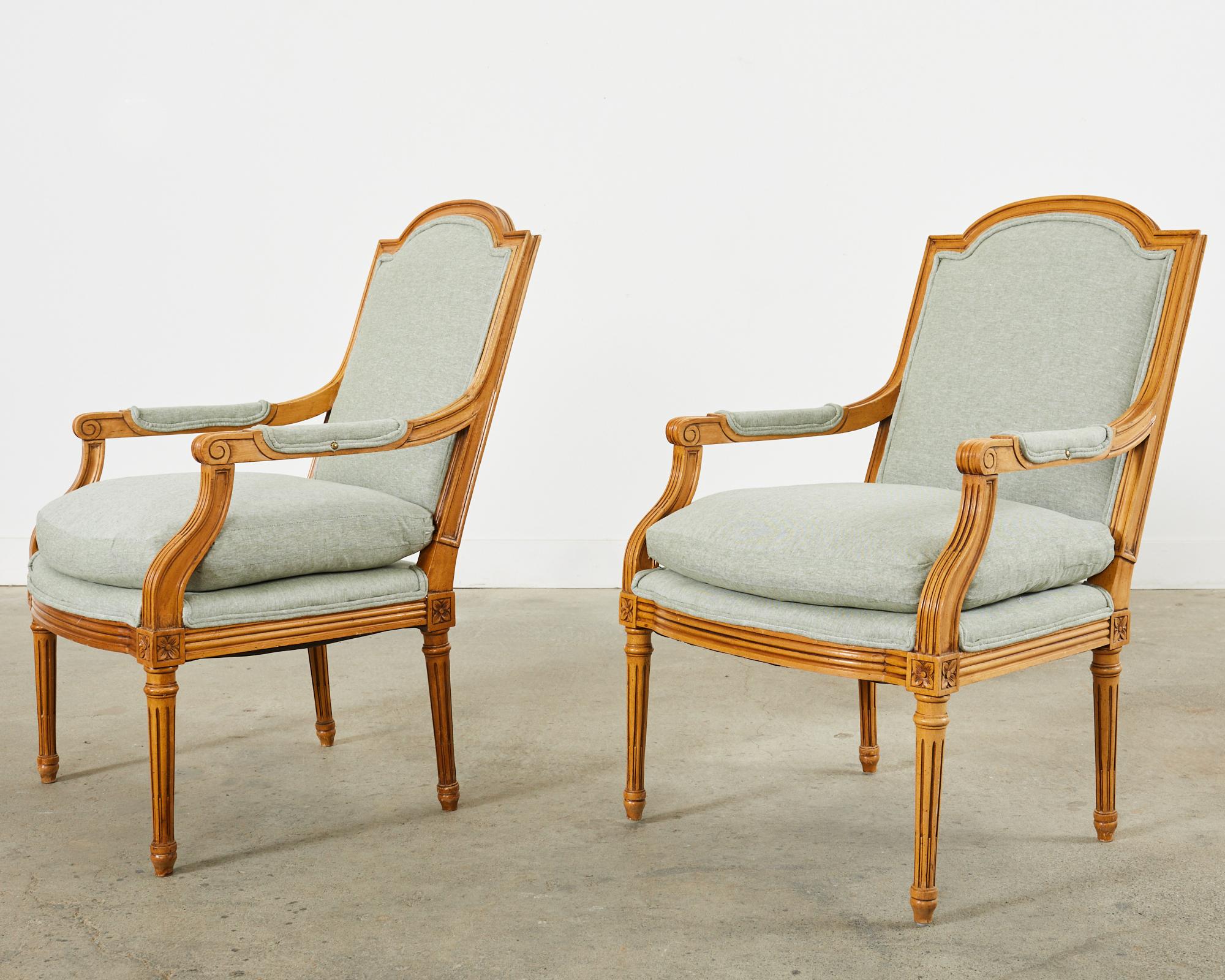 Tissu Paire de fauteuils en bois de hêtre de style Louis XVI français  en vente