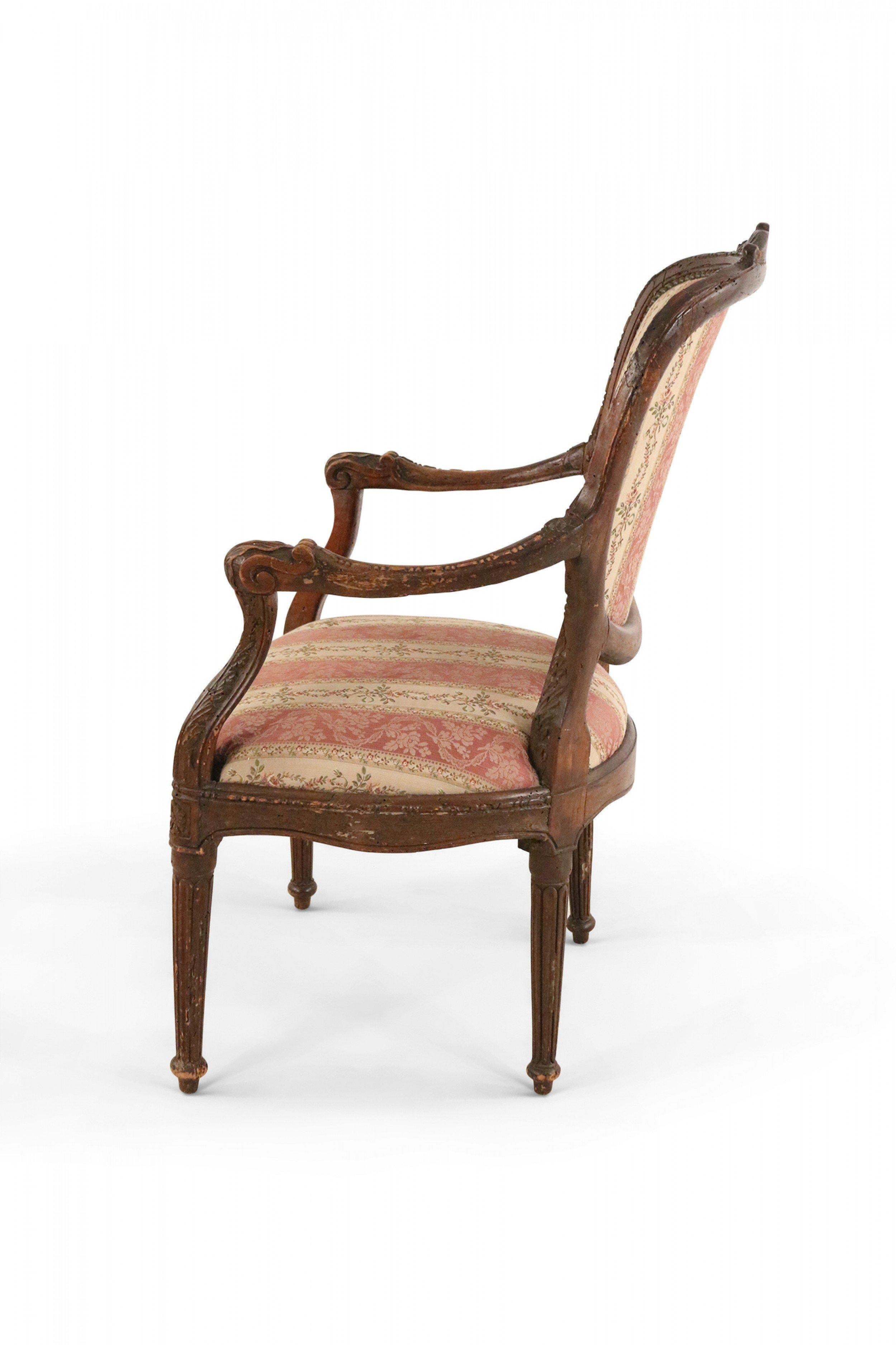 Paar französische gepolsterte Sessel im Louis-XVI-Stil mit beige und rosa Streifen im Angebot 2