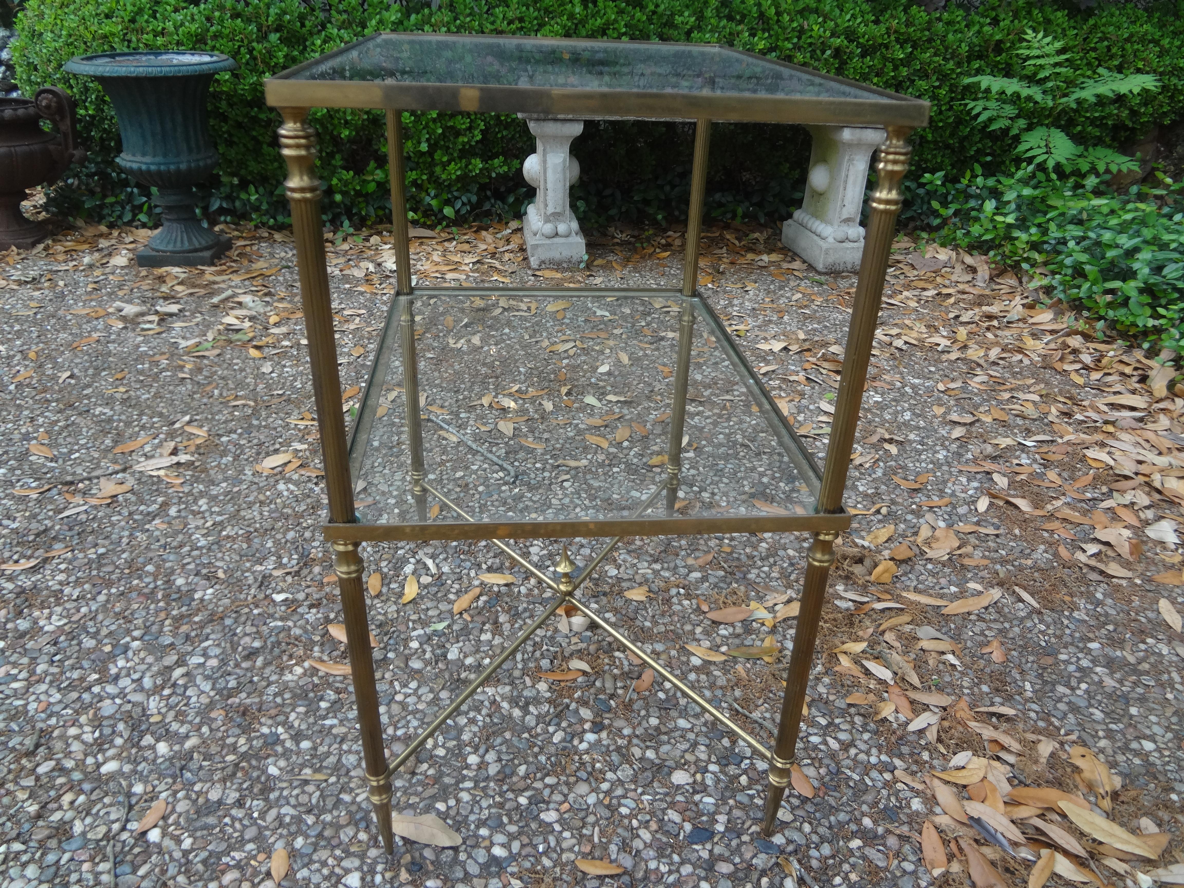 Paire de tables françaises de style Louis XVI en laiton et verre en vente 5