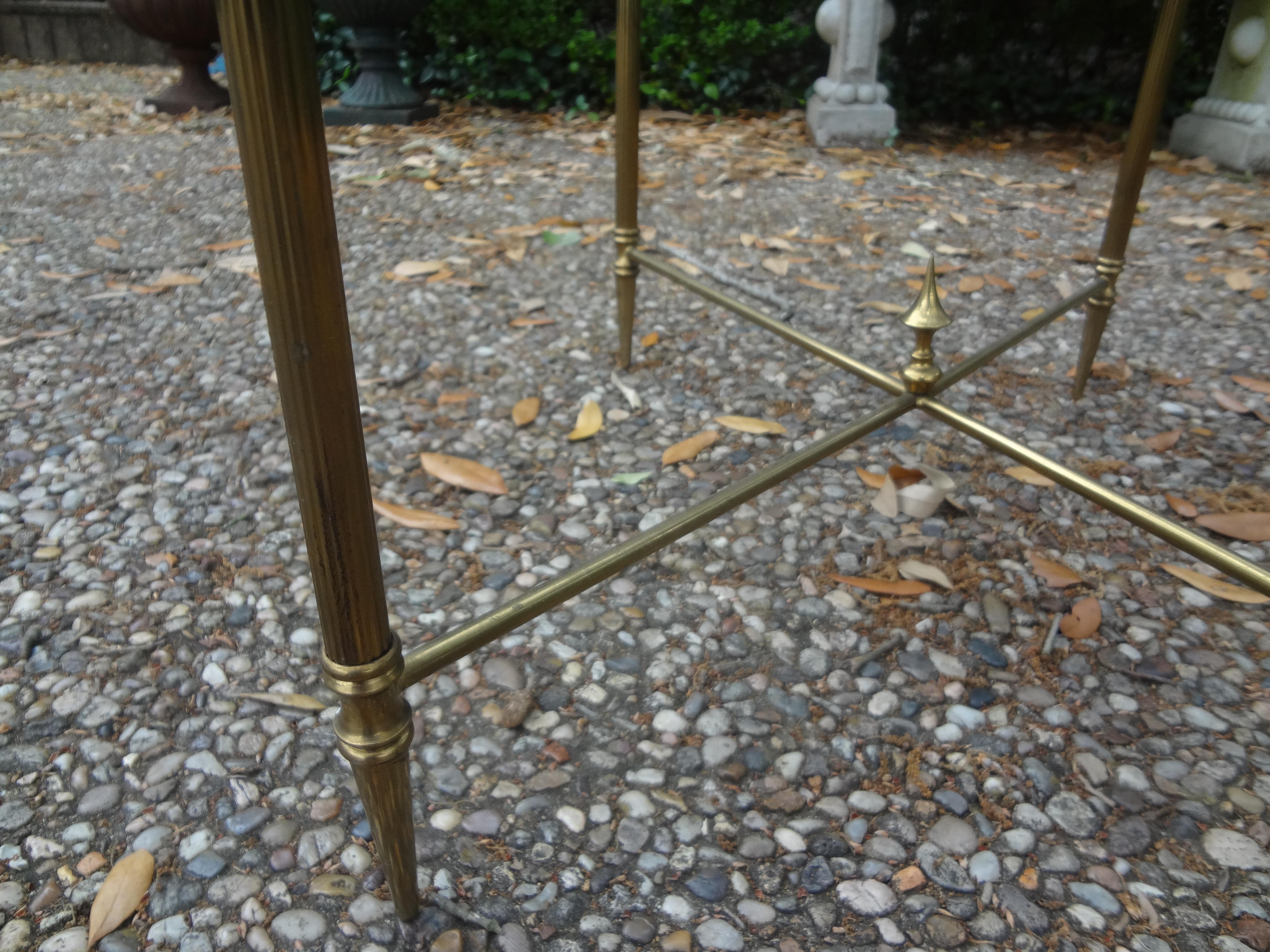 Paire de tables françaises de style Louis XVI en laiton et verre en vente 6