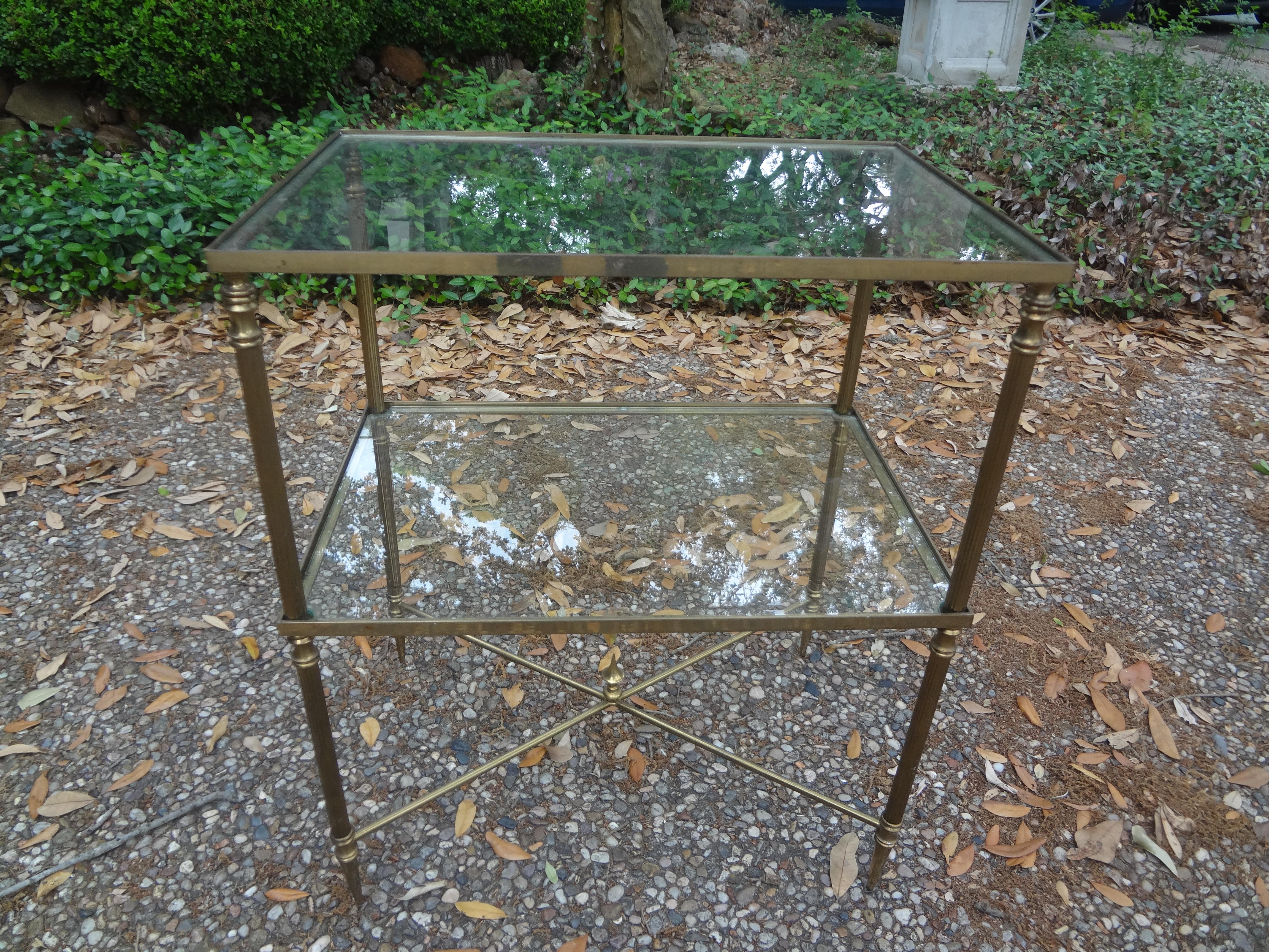 Paire de tables en laiton et verre de style Louis XVI.
Cette superbe paire de tables à deux niveaux en laiton inspirées du style Louis XVI de la Maison Bagues, tables d'appoint, guéridons ou tables à boissons avec dessus en verre, sont de taille