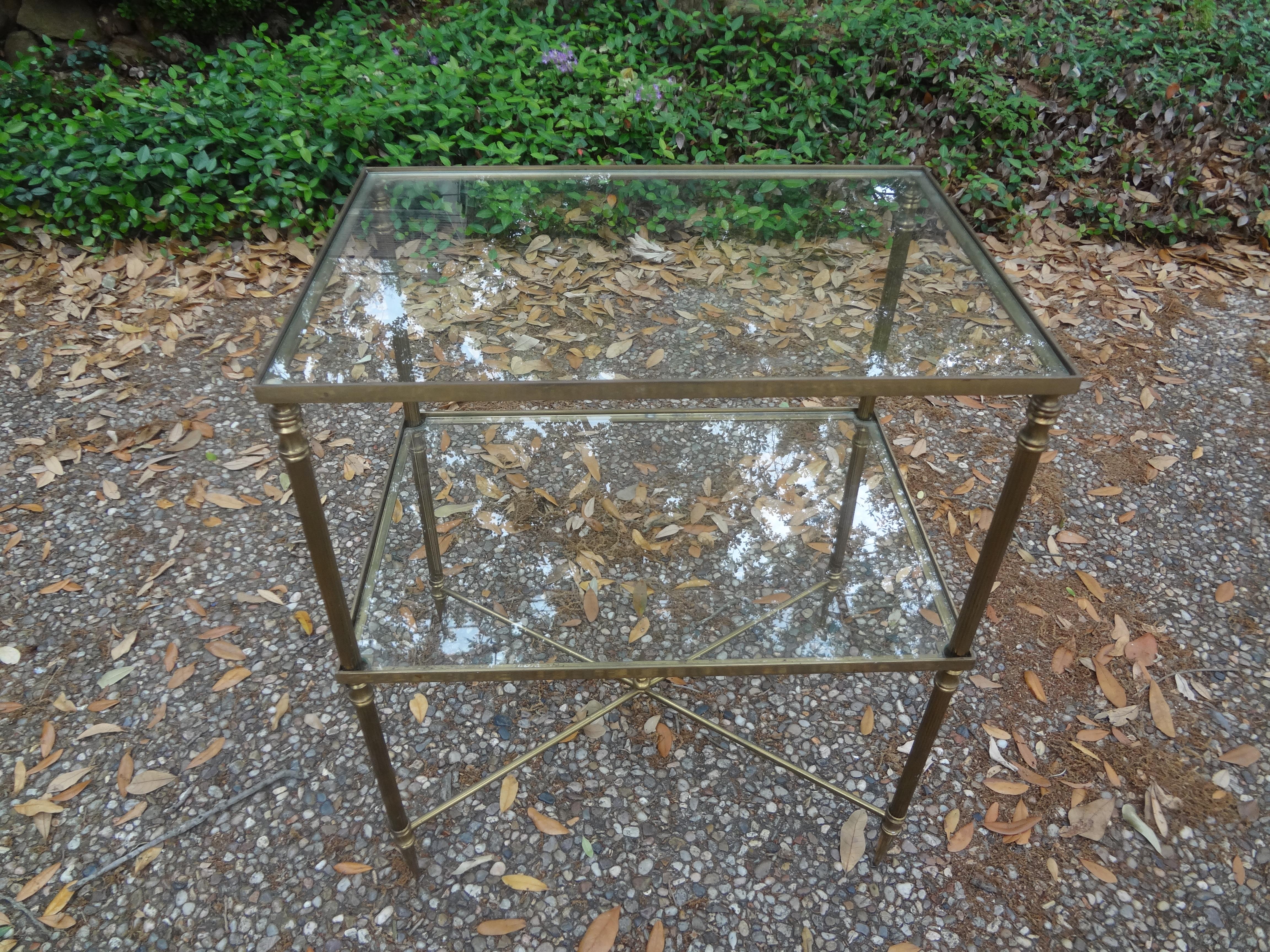 Français Paire de tables françaises de style Louis XVI en laiton et verre en vente