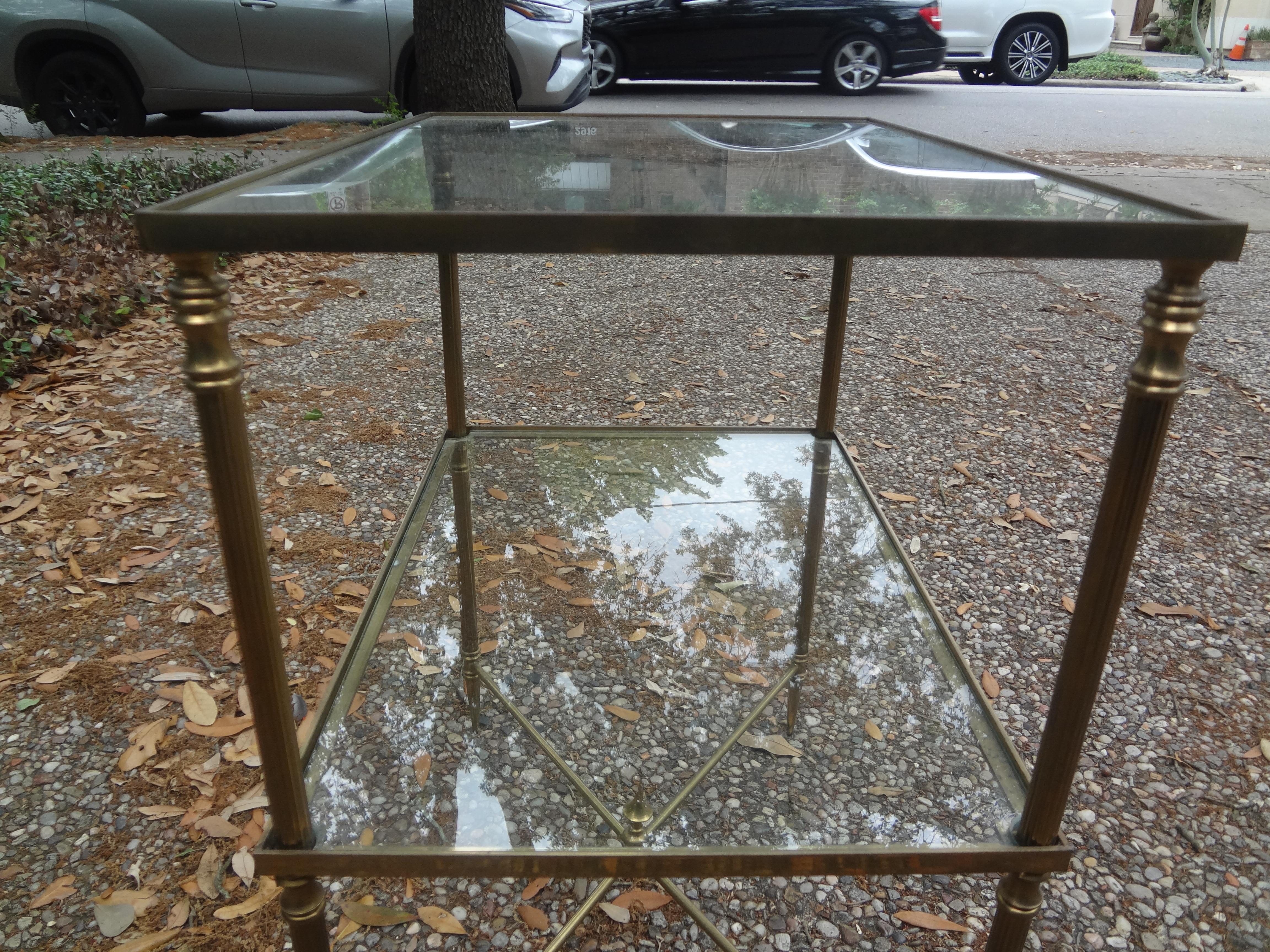 Laiton Paire de tables françaises de style Louis XVI en laiton et verre en vente