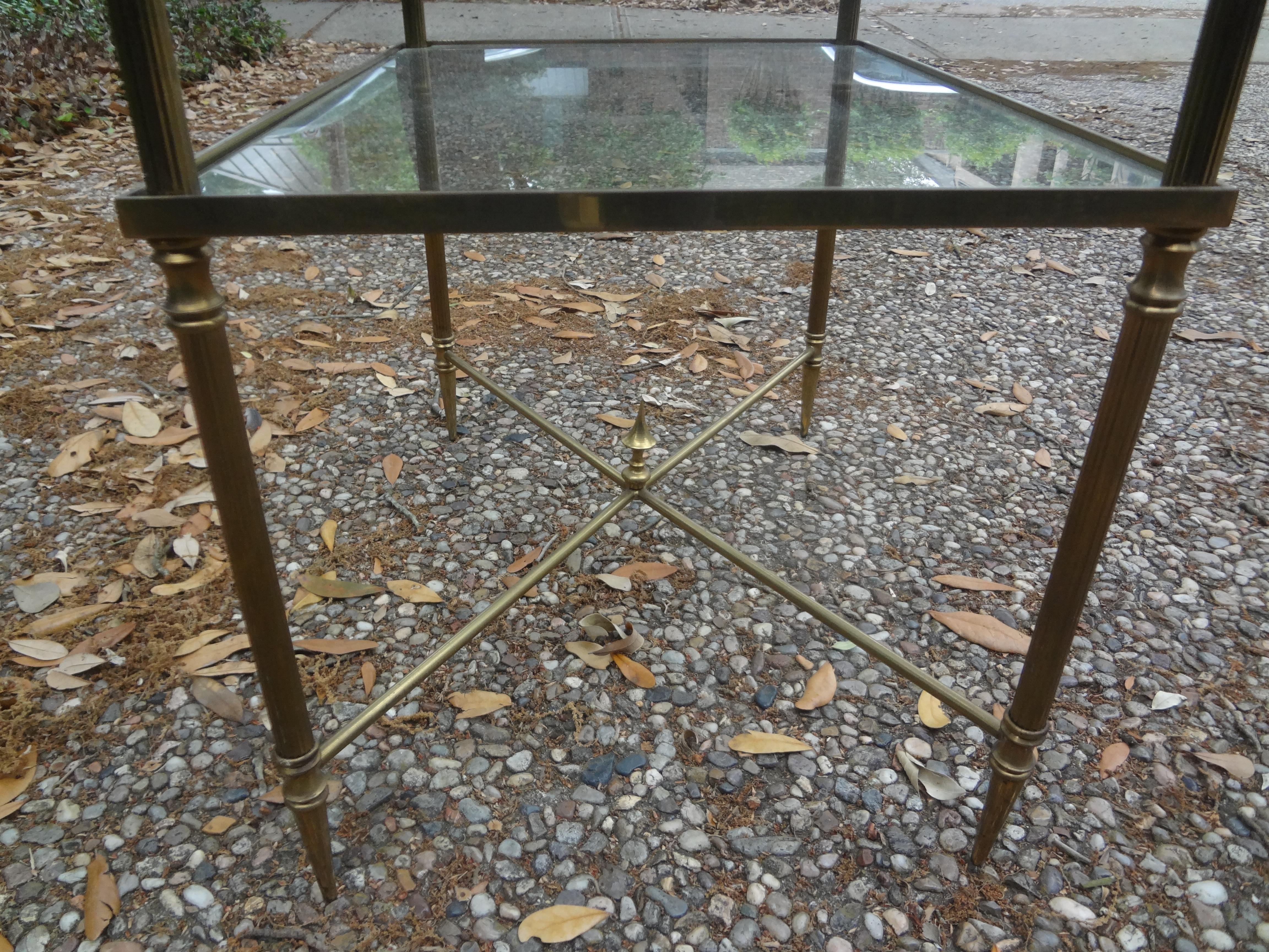 Paire de tables françaises de style Louis XVI en laiton et verre en vente 1