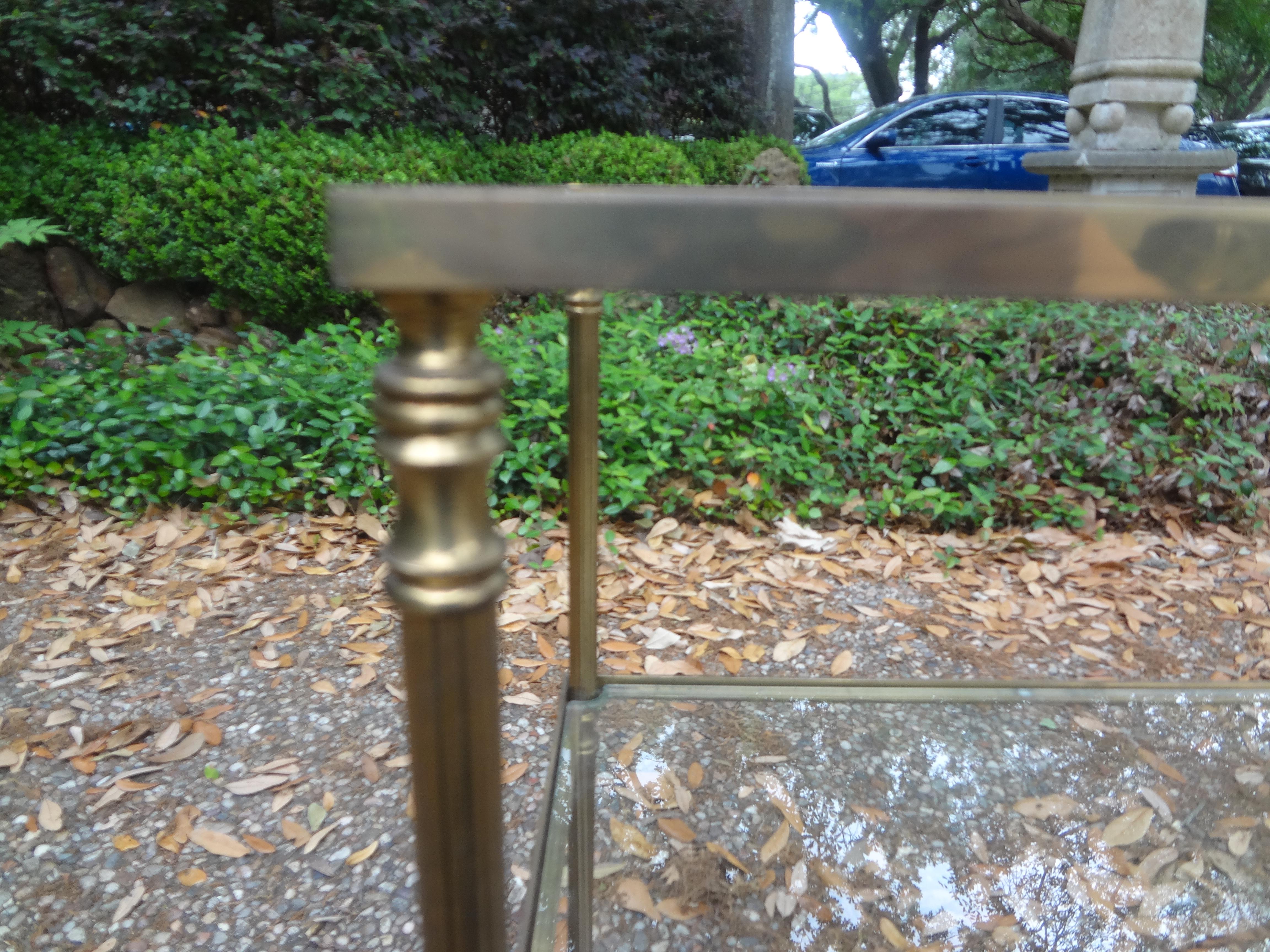 Paire de tables françaises de style Louis XVI en laiton et verre en vente 3