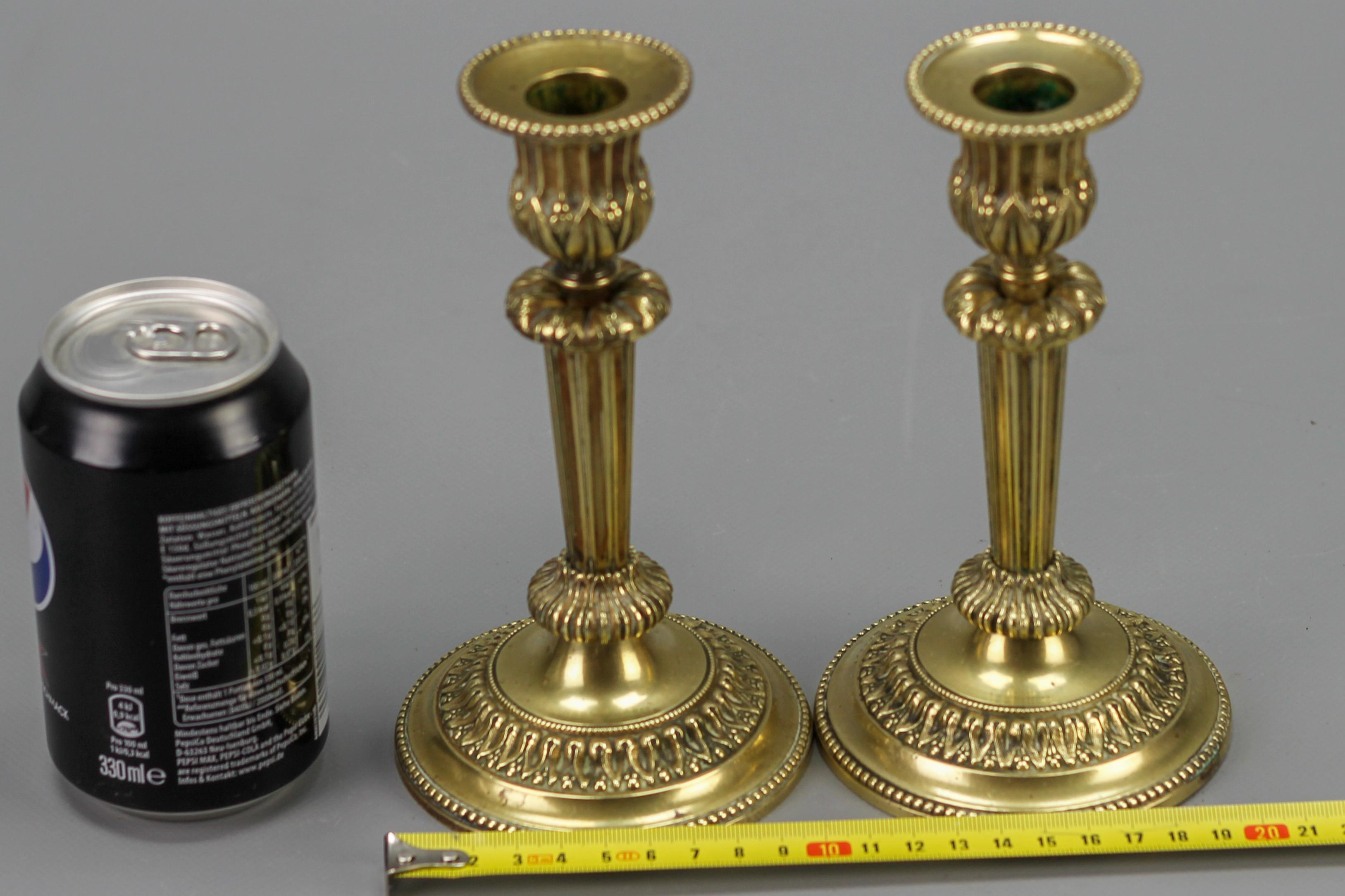 Paar französische Kerzenständer aus Messing im Louis-XVI.-Stil, 1920er Jahre im Angebot 12