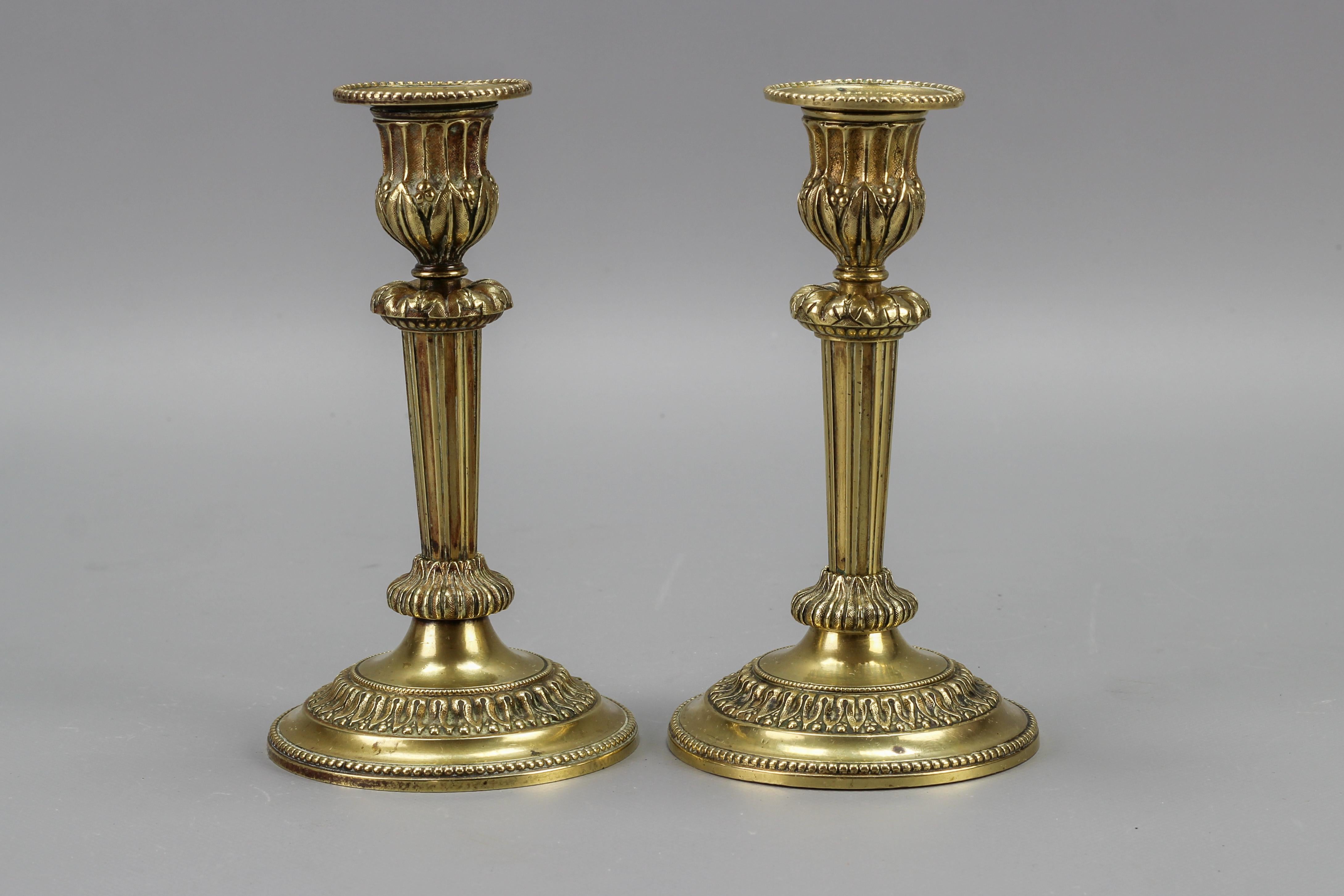 Paar französische Kerzenständer aus Messing im Louis-XVI.-Stil, 1920er Jahre (Louis XVI.) im Angebot