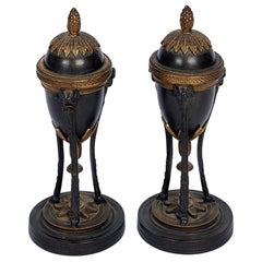 Paire de cassolettes françaises de style Louis XVI en bronze et bronze doré