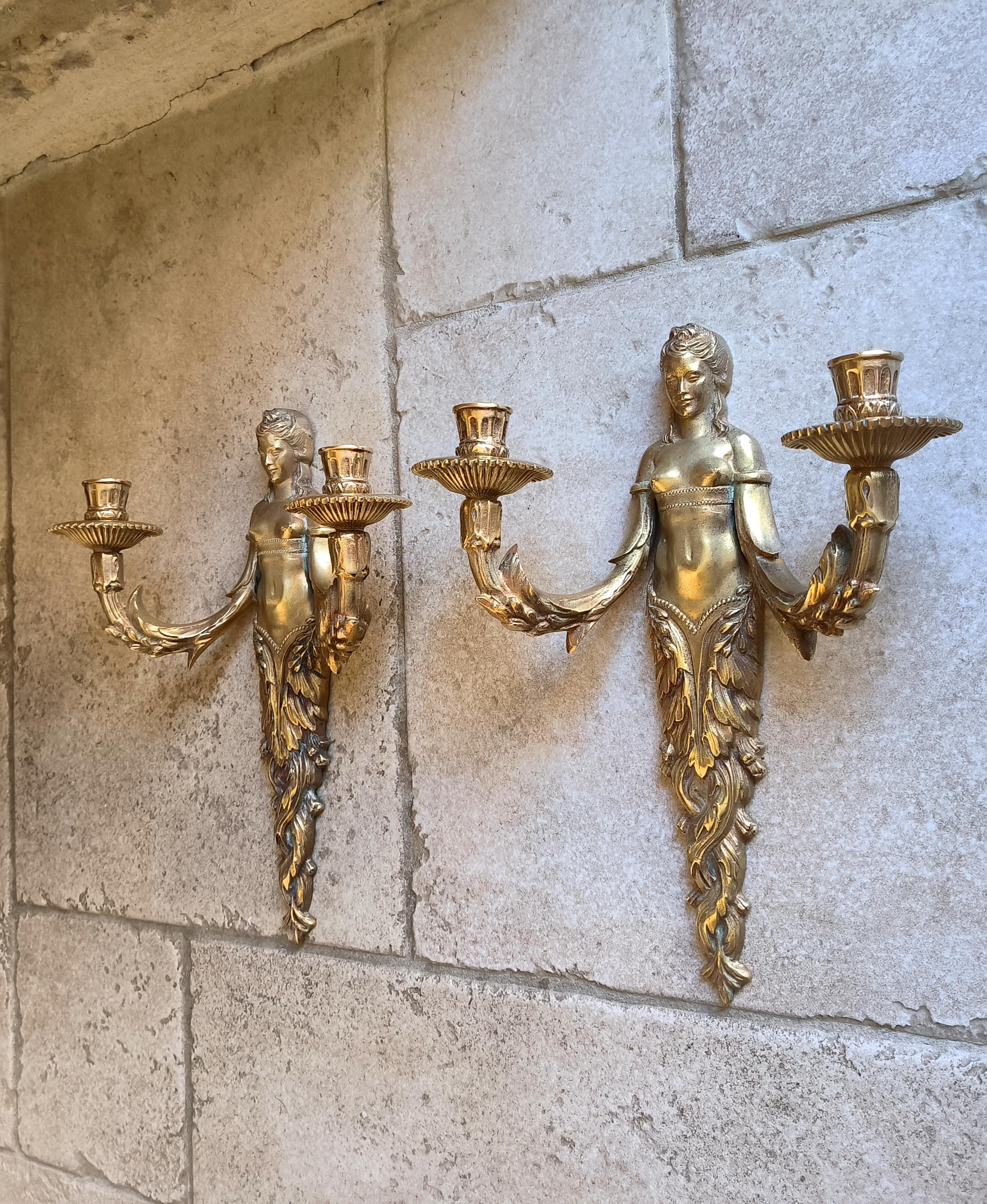 Este precioso par de apliques de bronce macizo de la primera época francesa, que representan diosas griegas, causan una gran impresión en cualquier pared. La calidad, el peso y los detalles del trabajo en bronce, así como la edad y la pátina del