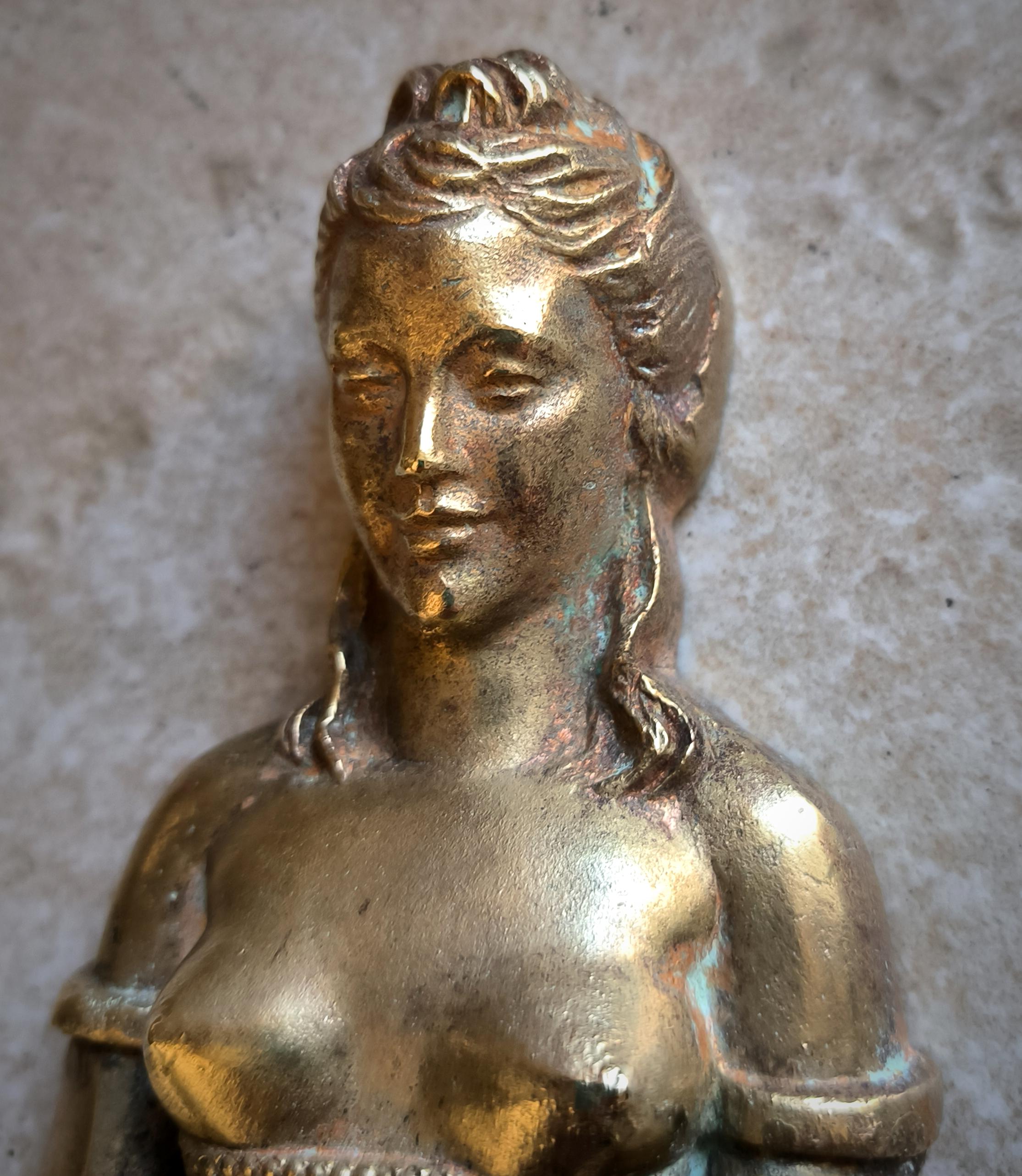 Pareja de candelabros franceses de bronce, estilo Luis XVI. Principios del siglo XX Vaciado en venta