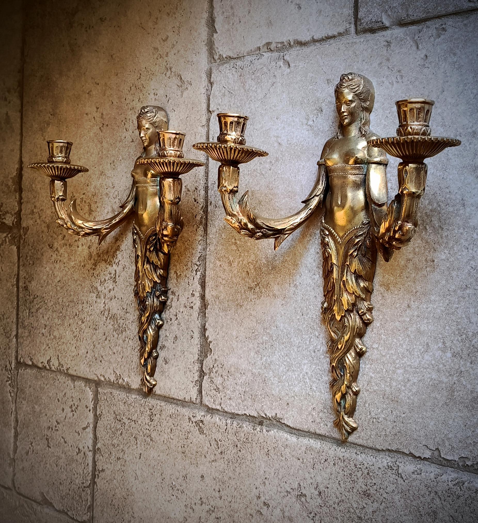 Pareja de candelabros franceses de bronce, estilo Luis XVI. Principios del siglo XX Bronce en venta