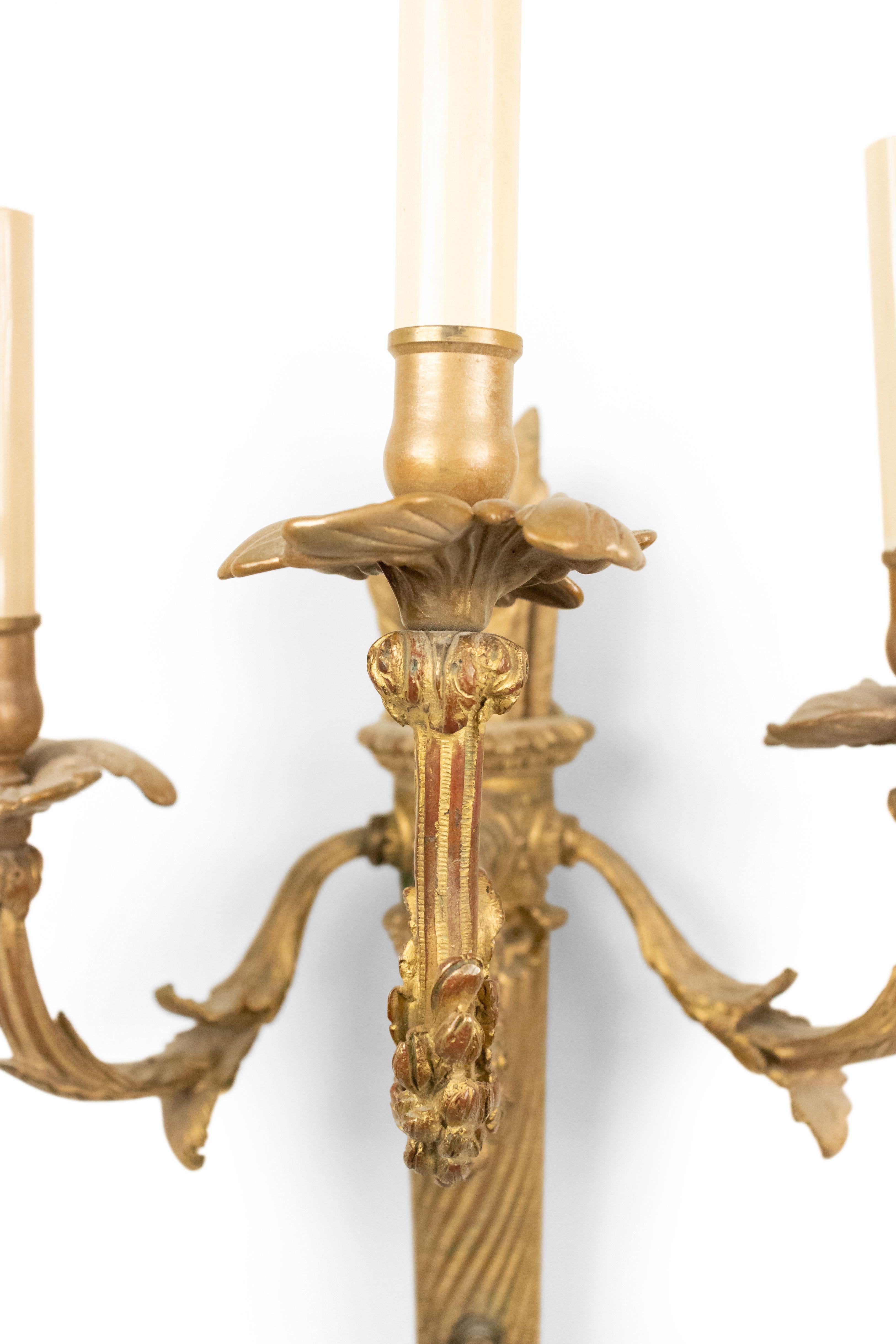Paar französische Bronze-Dore Torch-Wandleuchter im Louis-XVI.-Stil (Louis XVI.) im Angebot