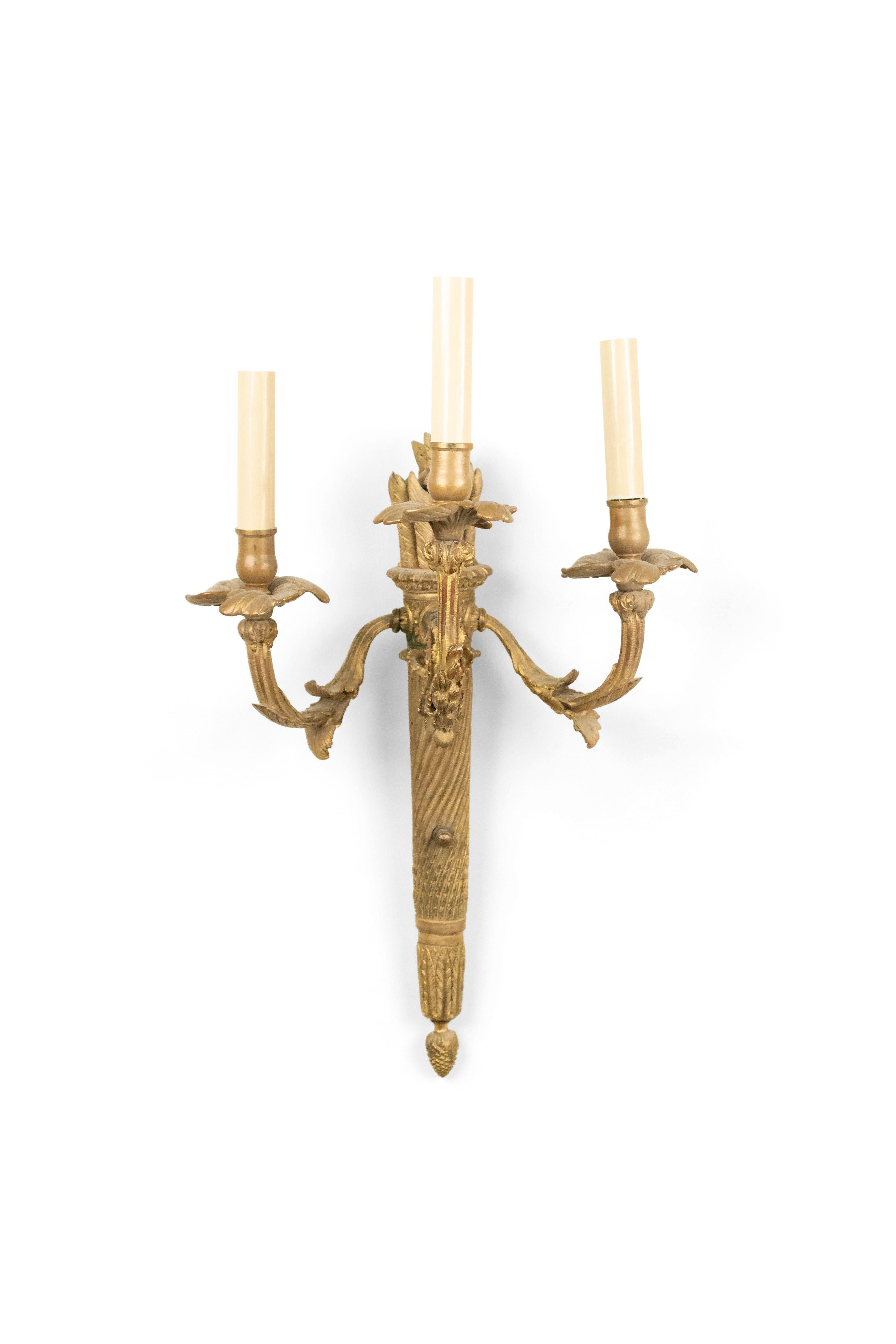 Paar französische Bronze-Dore Torch-Wandleuchter im Louis-XVI.-Stil im Angebot 1