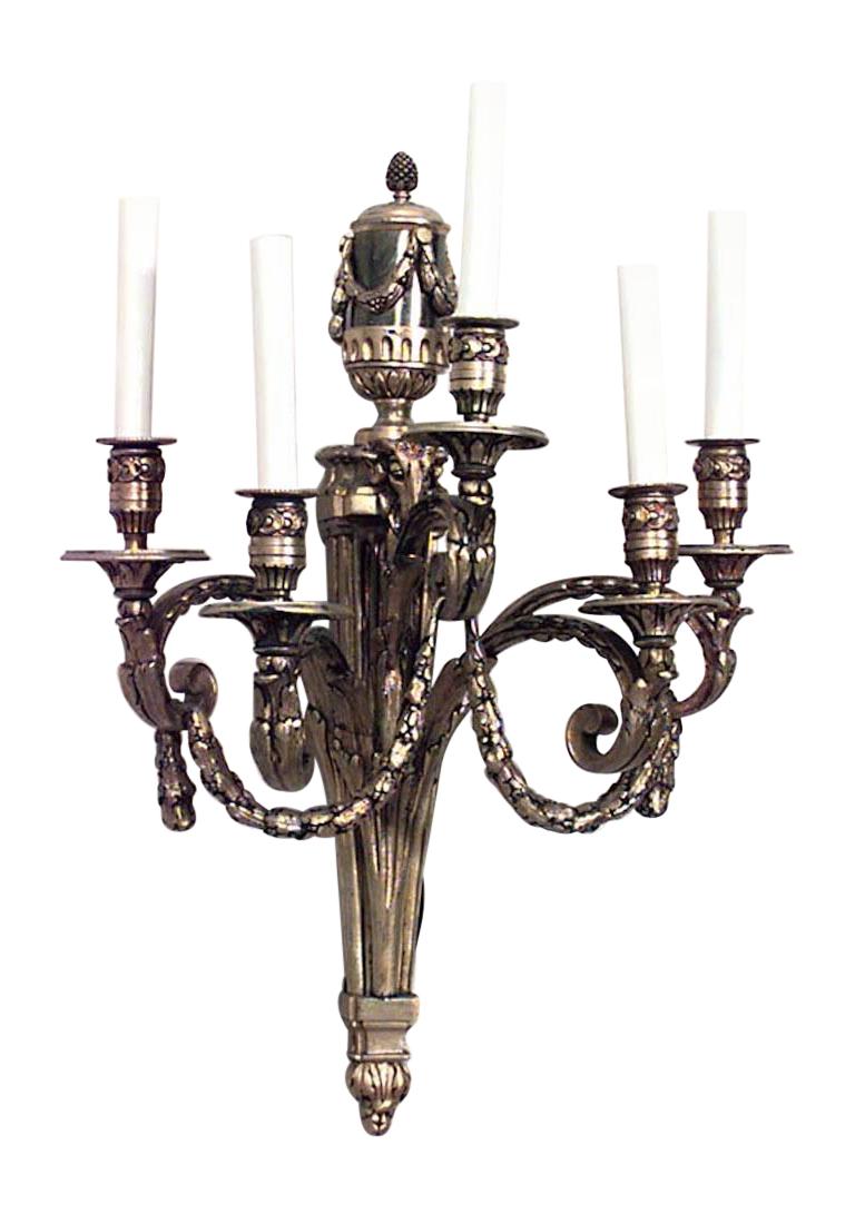 Pareja de apliques de pared franceses estilo Luis XVI (s. XIX/XX) de bronce dorado con cinco brazos, diseño de festón y remates con cabezas de carnero (PRECIADOS COMO PAR)

Algunas de las fundas de las velas de imitación están rotas.
