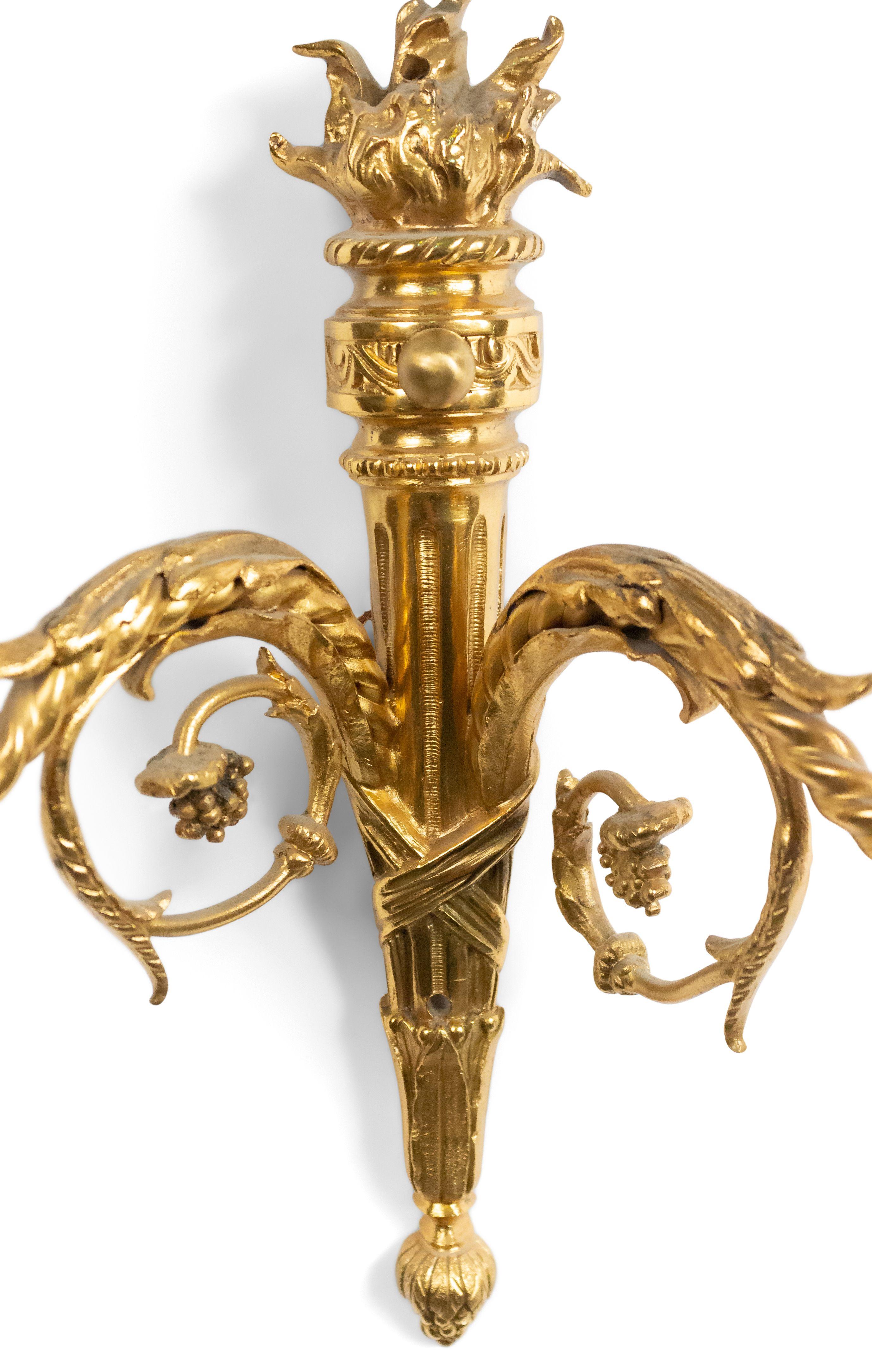 Paar französische Goldbronze-Wandleuchter im Louis-XVI.-Stil im Zustand „Gut“ im Angebot in New York, NY