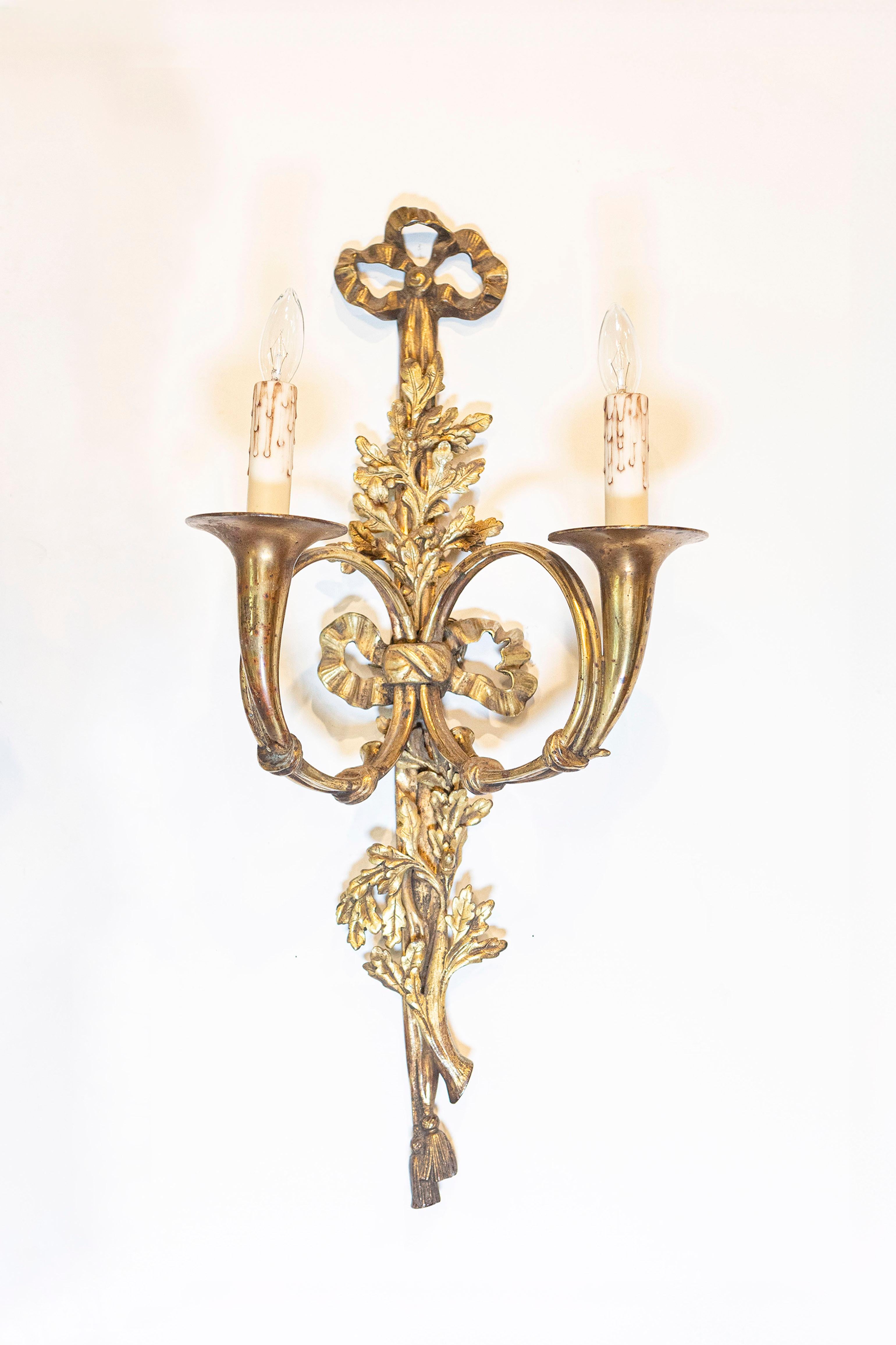 Francese Coppia di lampade a due luci in bronzo in stile Luigi XVI con corna da caccia in vendita