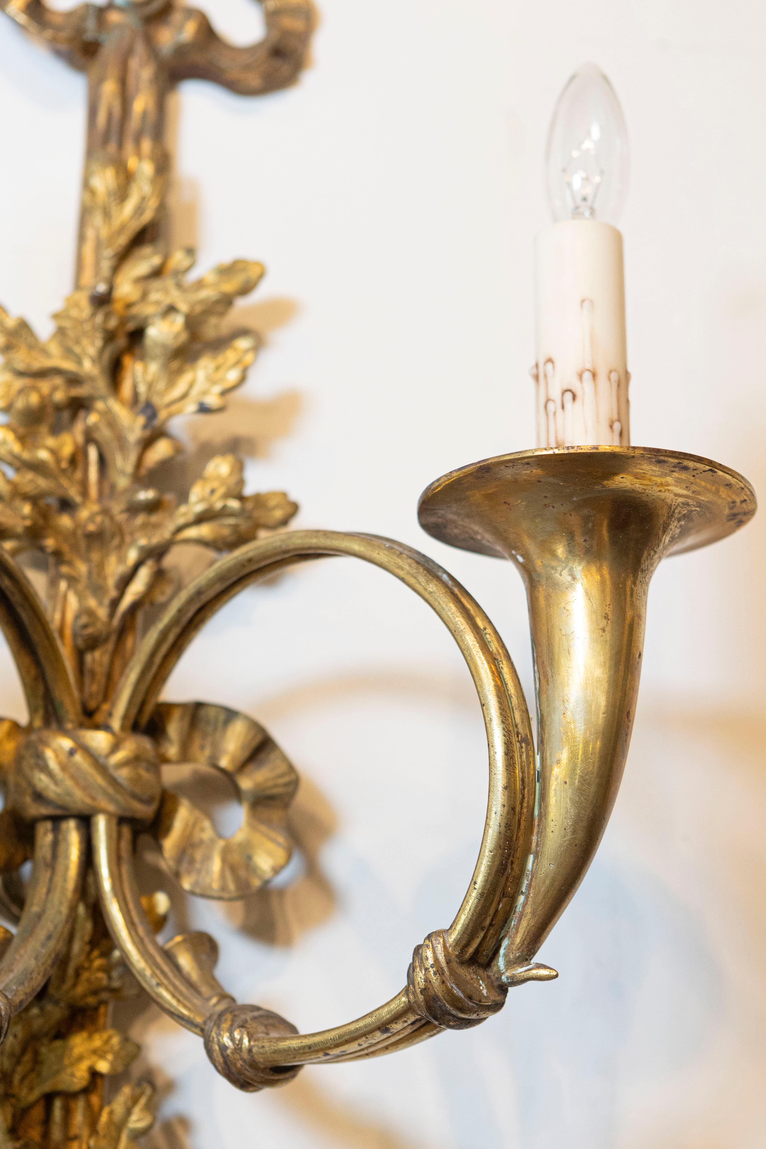 Bronzo Coppia di lampade a due luci in bronzo in stile Luigi XVI con corna da caccia in vendita