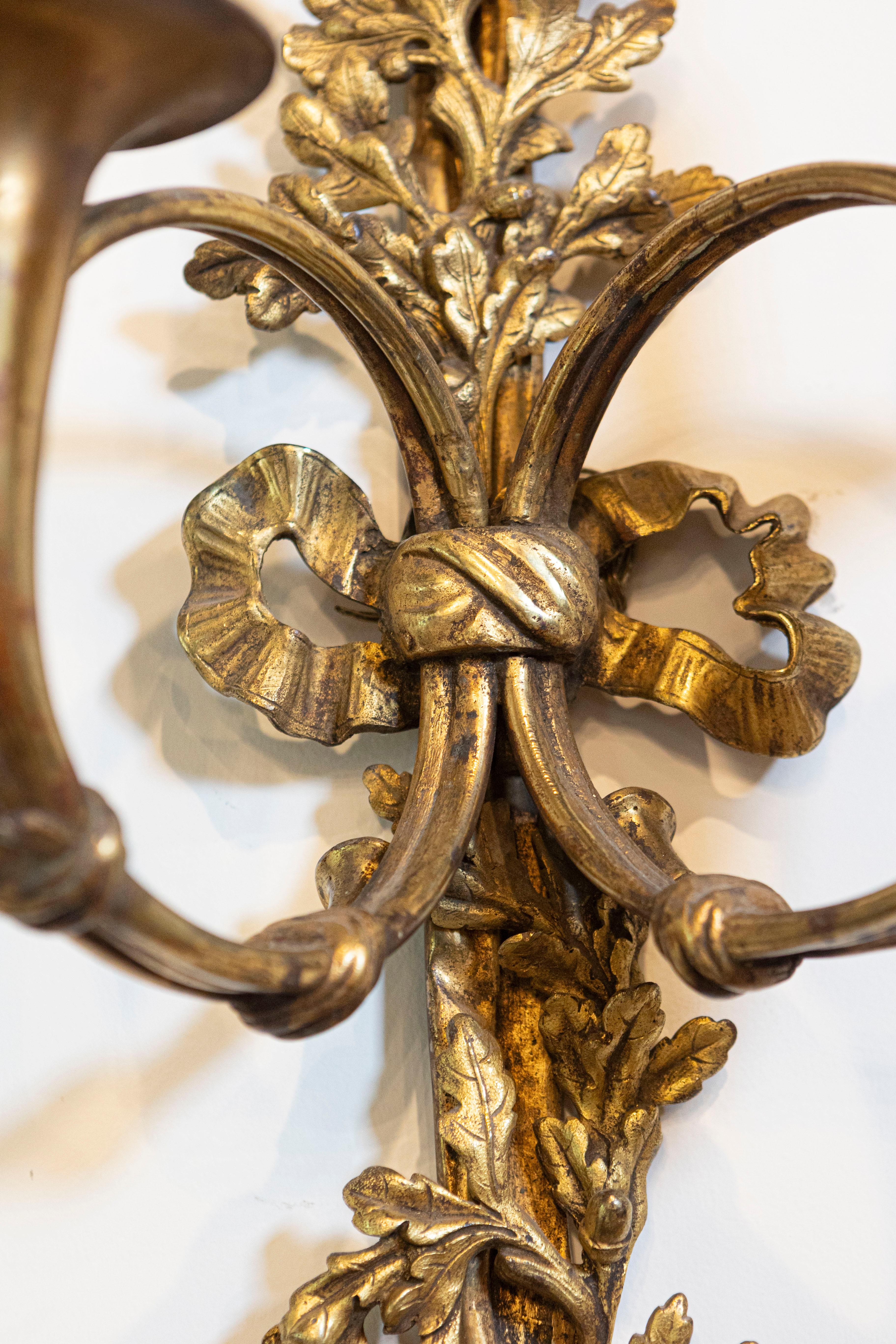 Coppia di lampade a due luci in bronzo in stile Luigi XVI con corna da caccia in vendita 1