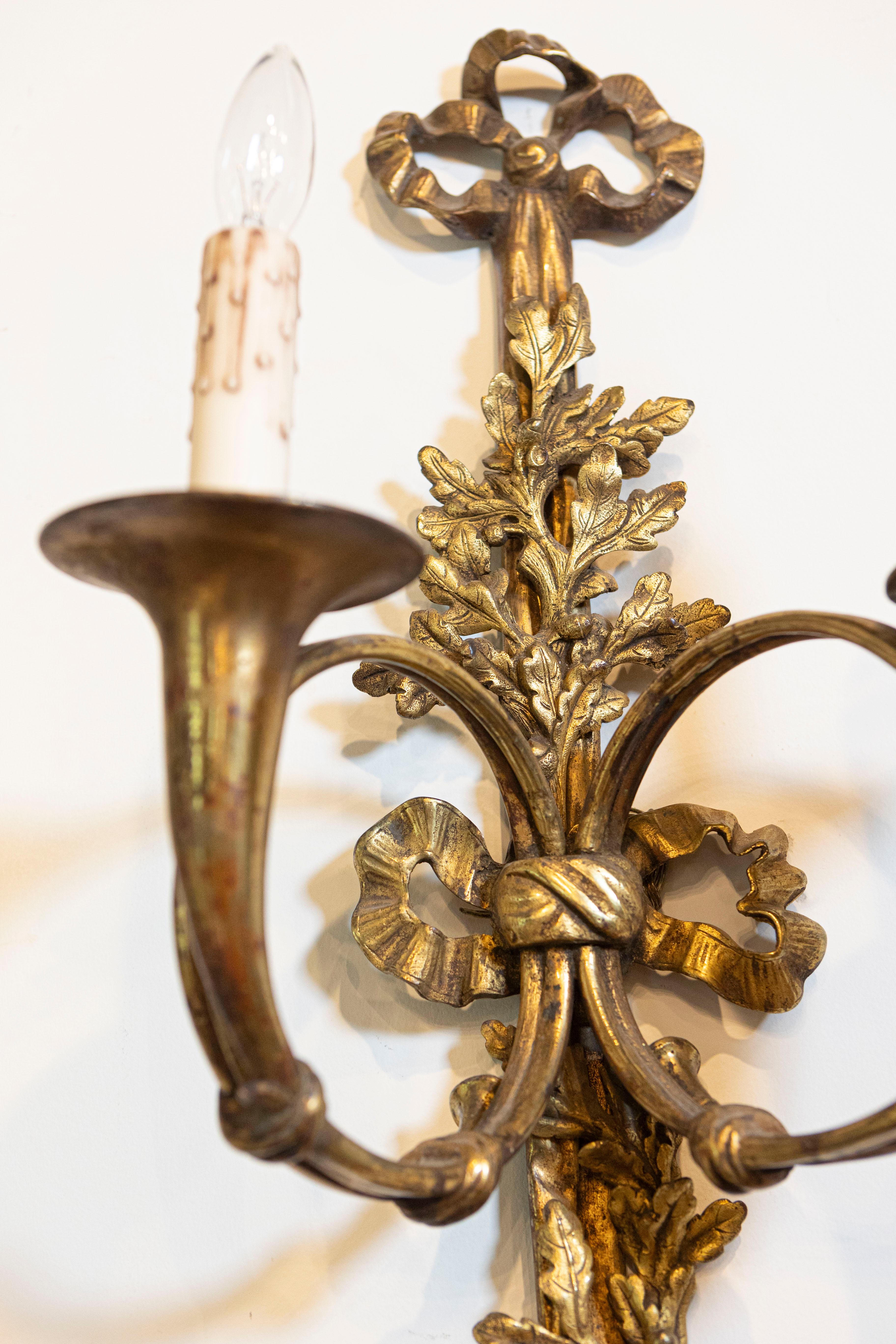 Coppia di lampade a due luci in bronzo in stile Luigi XVI con corna da caccia in vendita 2