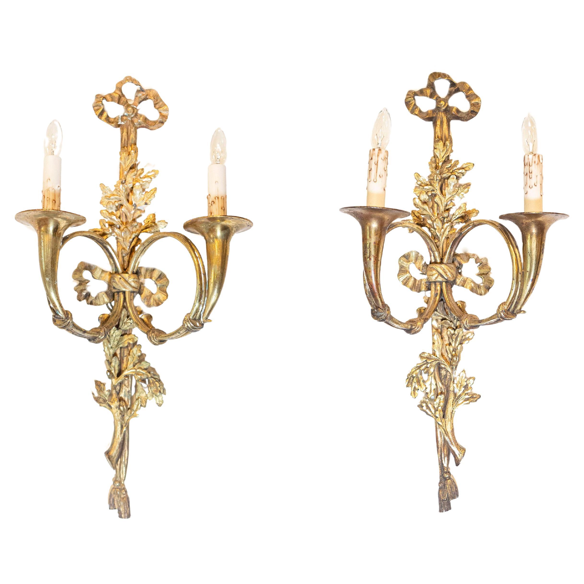 Coppia di lampade a due luci in bronzo in stile Luigi XVI con corna da caccia in vendita
