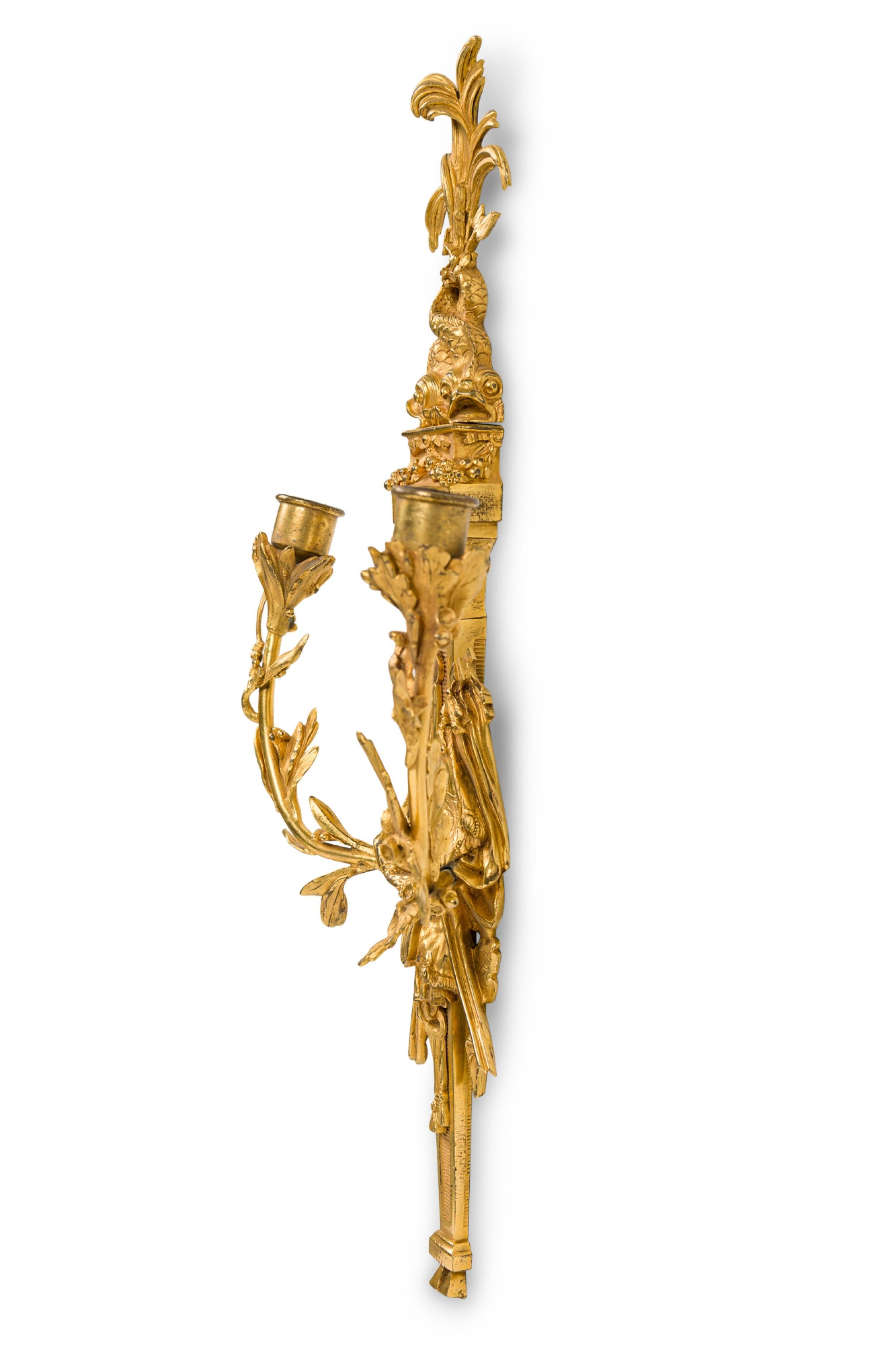 Pareja de Apliques de Bronce Franceses Estilo Luis XVI con Banderas Francés en venta