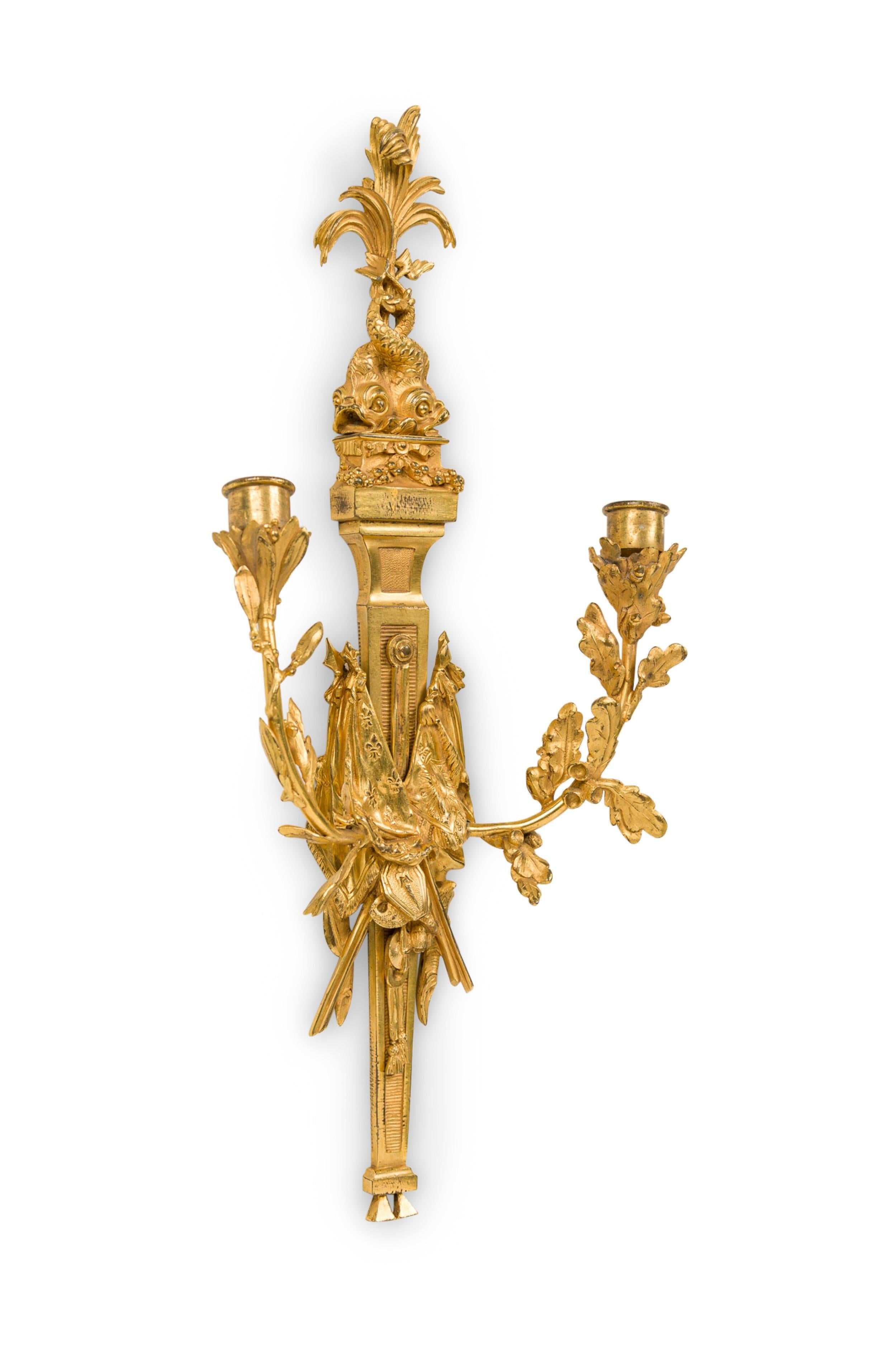 Pareja de Apliques de Bronce Franceses Estilo Luis XVI con Banderas Dorado en venta