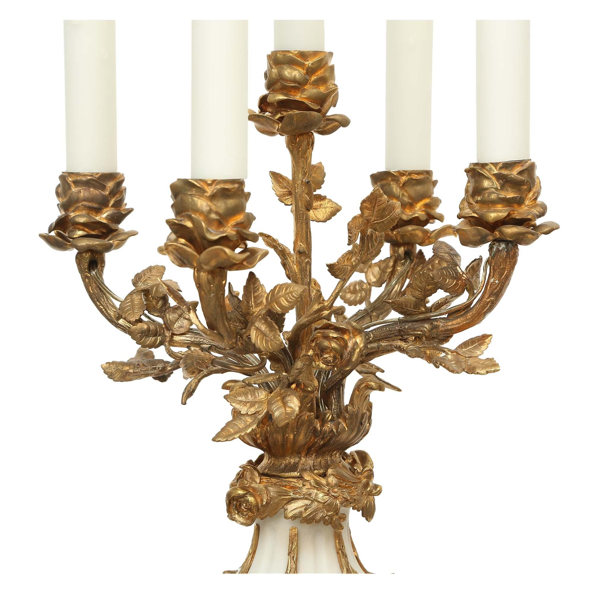 Paar französische Kandelaber im Louis-XVI.-Stil, in Lampen montiert (Louis XVI.) im Angebot