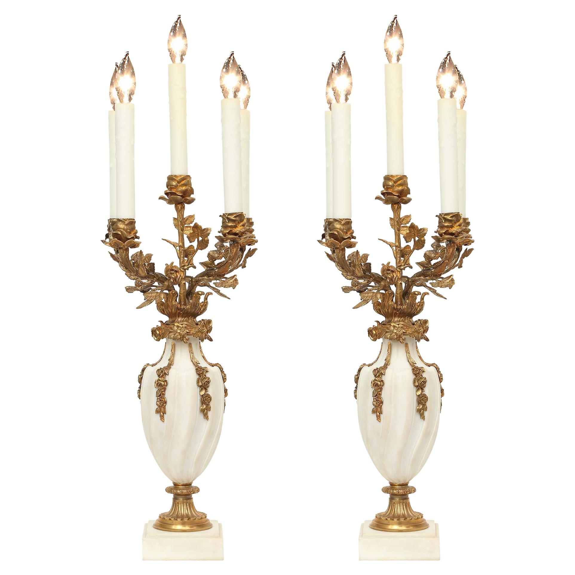 Paire de candélabres français de style Louis XVI montés sur des lampes