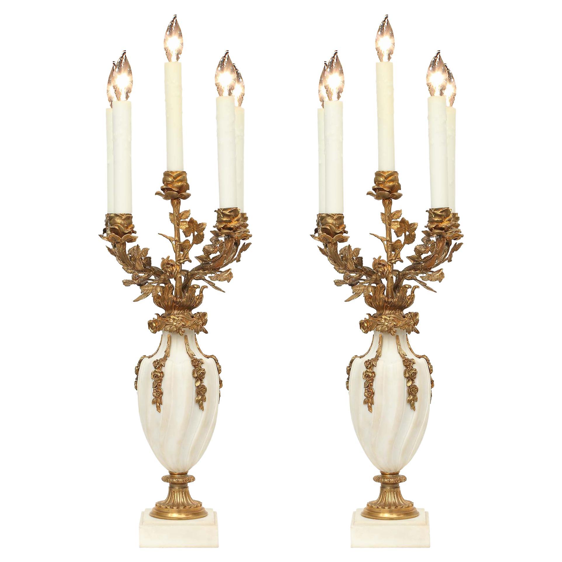 Paar französische Kandelaber im Louis-XVI.-Stil, in Lampen montiert im Angebot