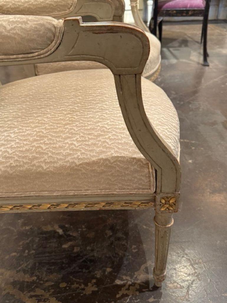 Pareja de Sillones Franceses Estilo Luis XVI Tallados y Dorados a la Parcela Francés en venta