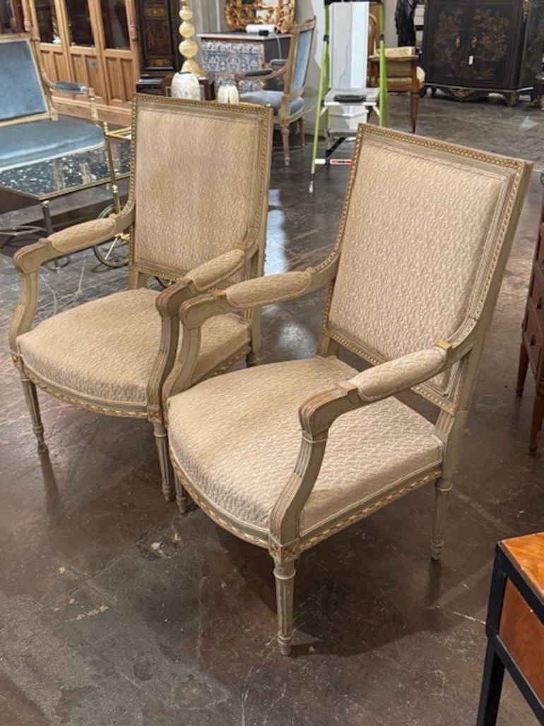Pareja de Sillones Franceses Estilo Luis XVI Tallados y Dorados a la Parcela en Bueno estado para la venta en Dallas, TX