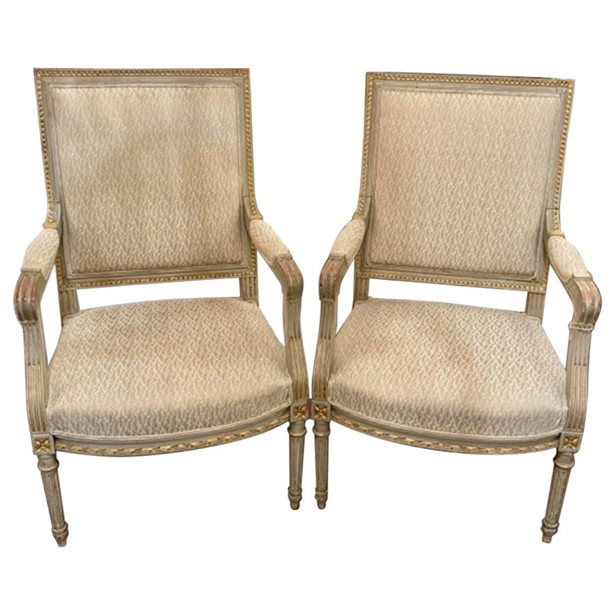 Paire de fauteuils français de style Louis XVI, sculptés et dorés à la parcelle